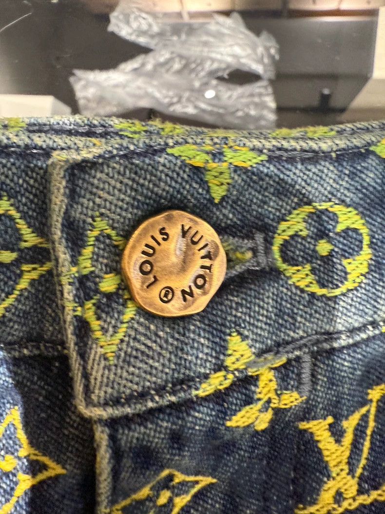 Louis Vuitton Louis Vuitton Color gradient full-print logo shorts 2505-Ne Size US 33 - 3 Thumbnail