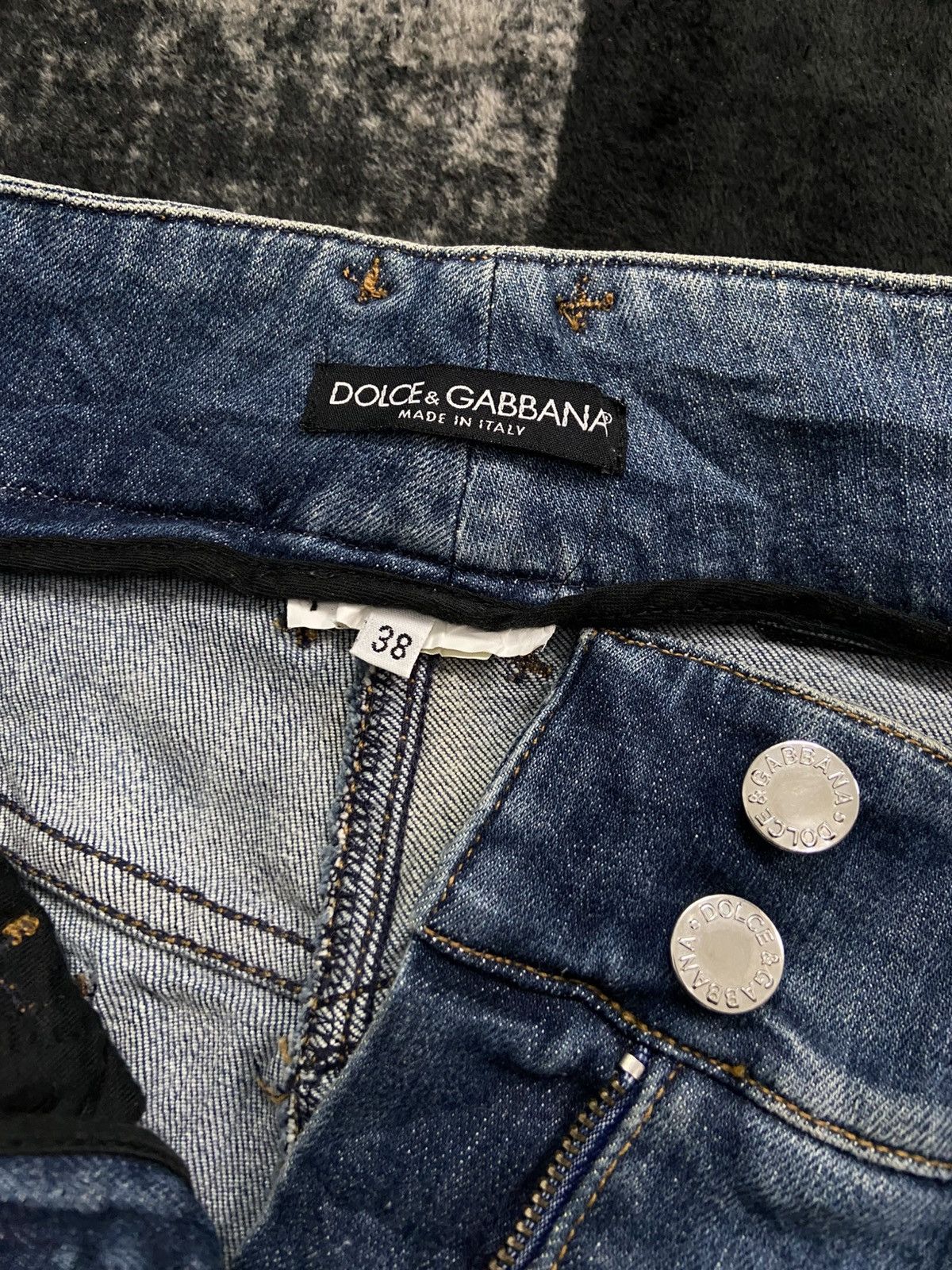 Dolce & Gabbana Dolce & Gabbana Embroidered Pocket Short Jeans Size 26" / US 2 / IT 38 - 9 Thumbnail