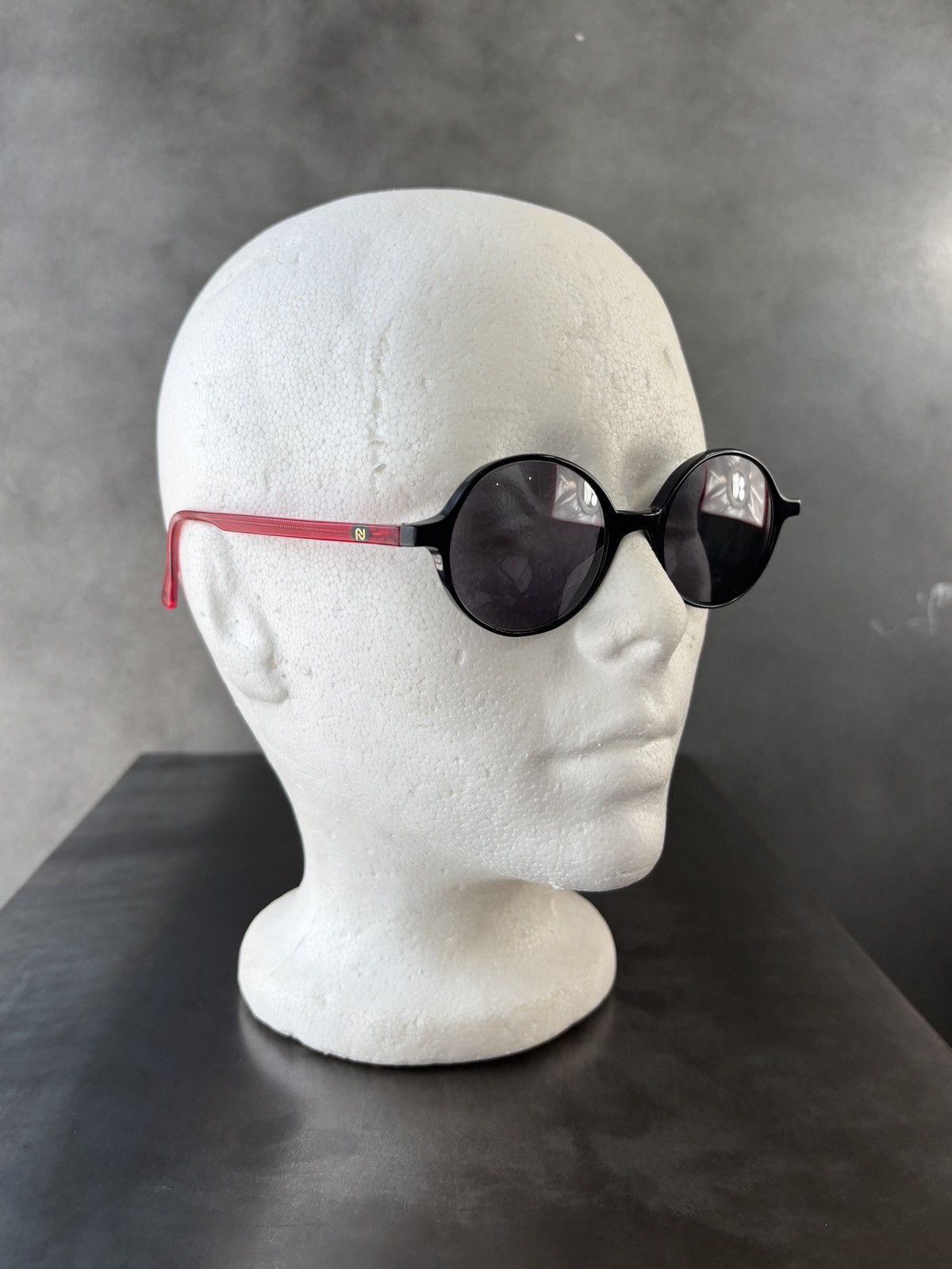 Designer Vintage Nouvelle Vague Sunglasses Made in Italy 1990s Circle Size ONE SIZE - 2 Thumbnail