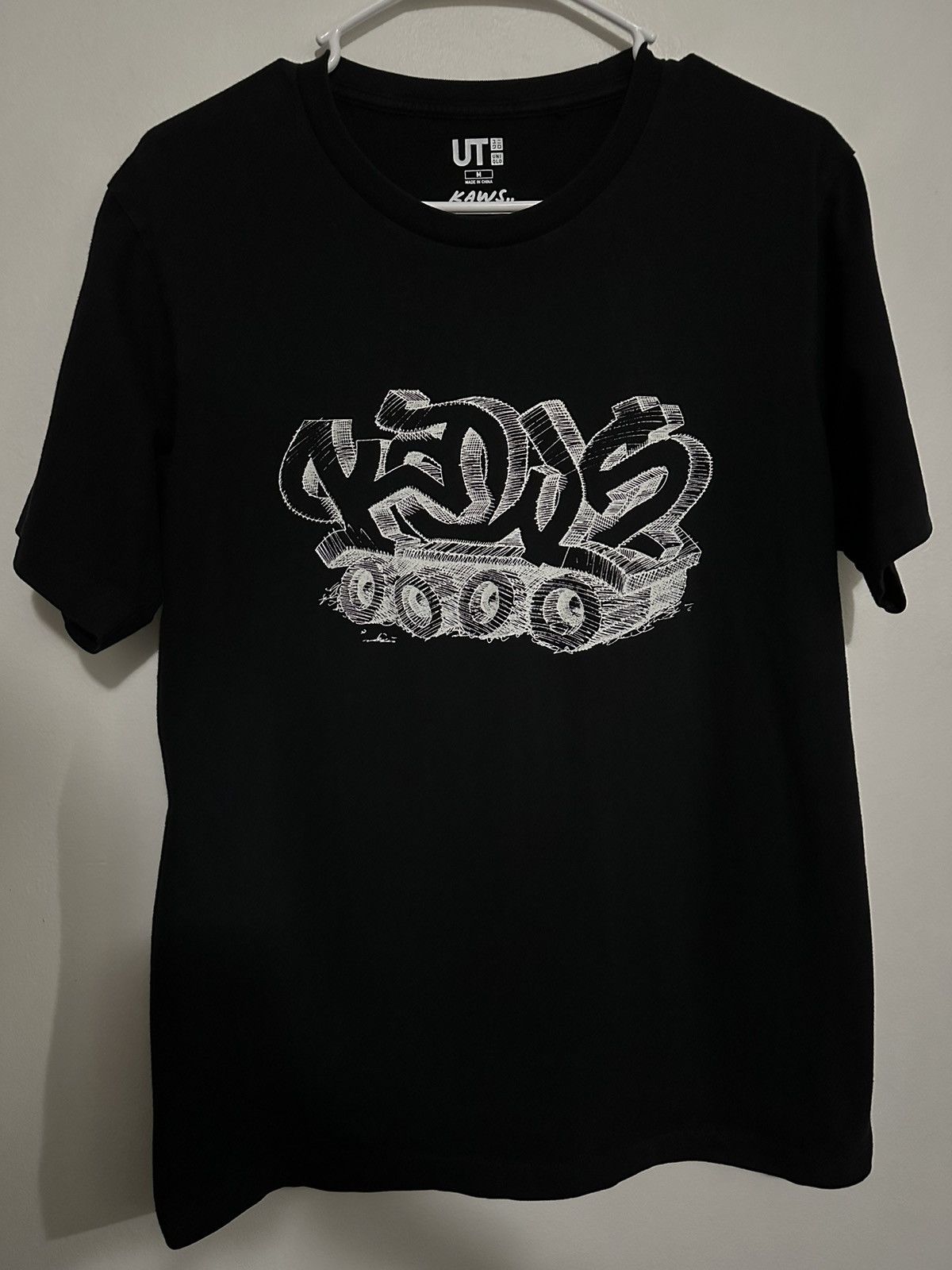Kaws × Uniqlo KAWS Uniqlo Wordmark Tee Size US M / EU 48-50 / 2 - 1 Thumbnail