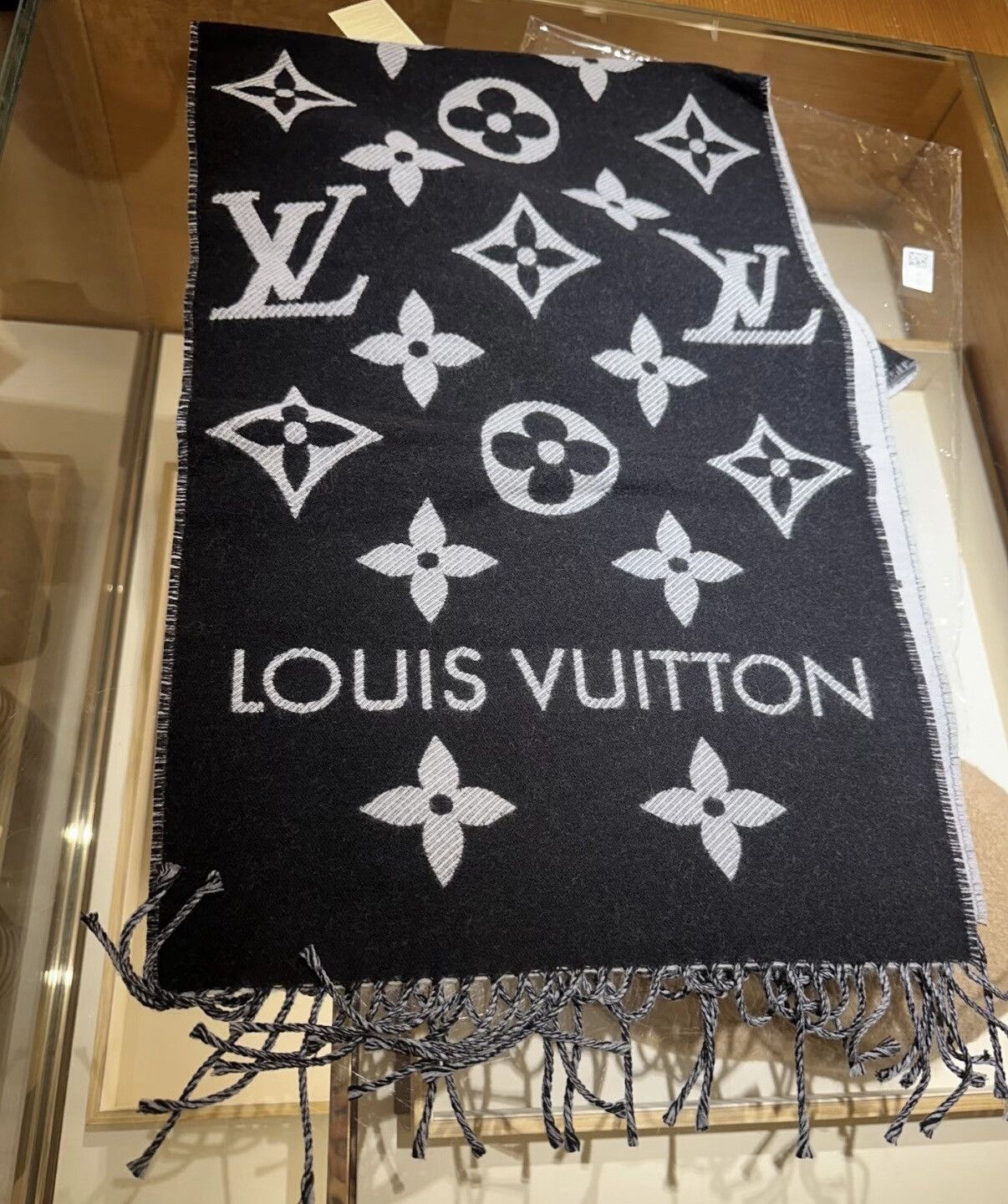 Louis Vuitton Louis Vuitton Classic Black & Gray Reversible Wool Scarf Size ONE SIZE - 2 Thumbnail