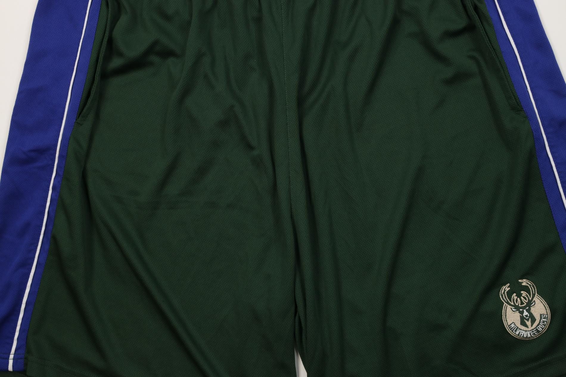 Majestic Vintage Majestic Above Knee Milwaukee Bucks Shorts Size US 42 / EU 58 - 3 Thumbnail