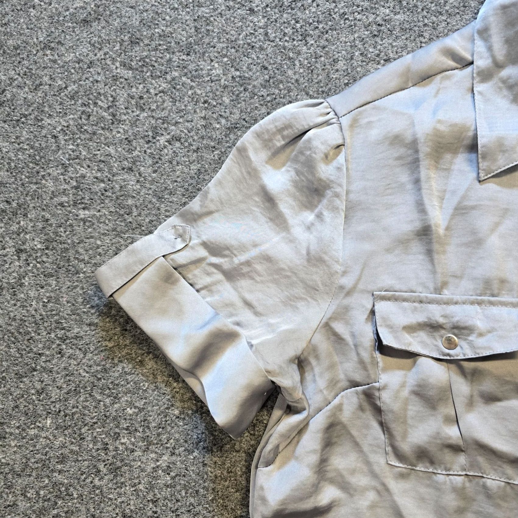 Vintage Adiva Top Womens M Gray Satin Snap Button Short Sleeve Y2K Classic Blouse Size M / US 6-8 / IT 42-44 - 4 Thumbnail