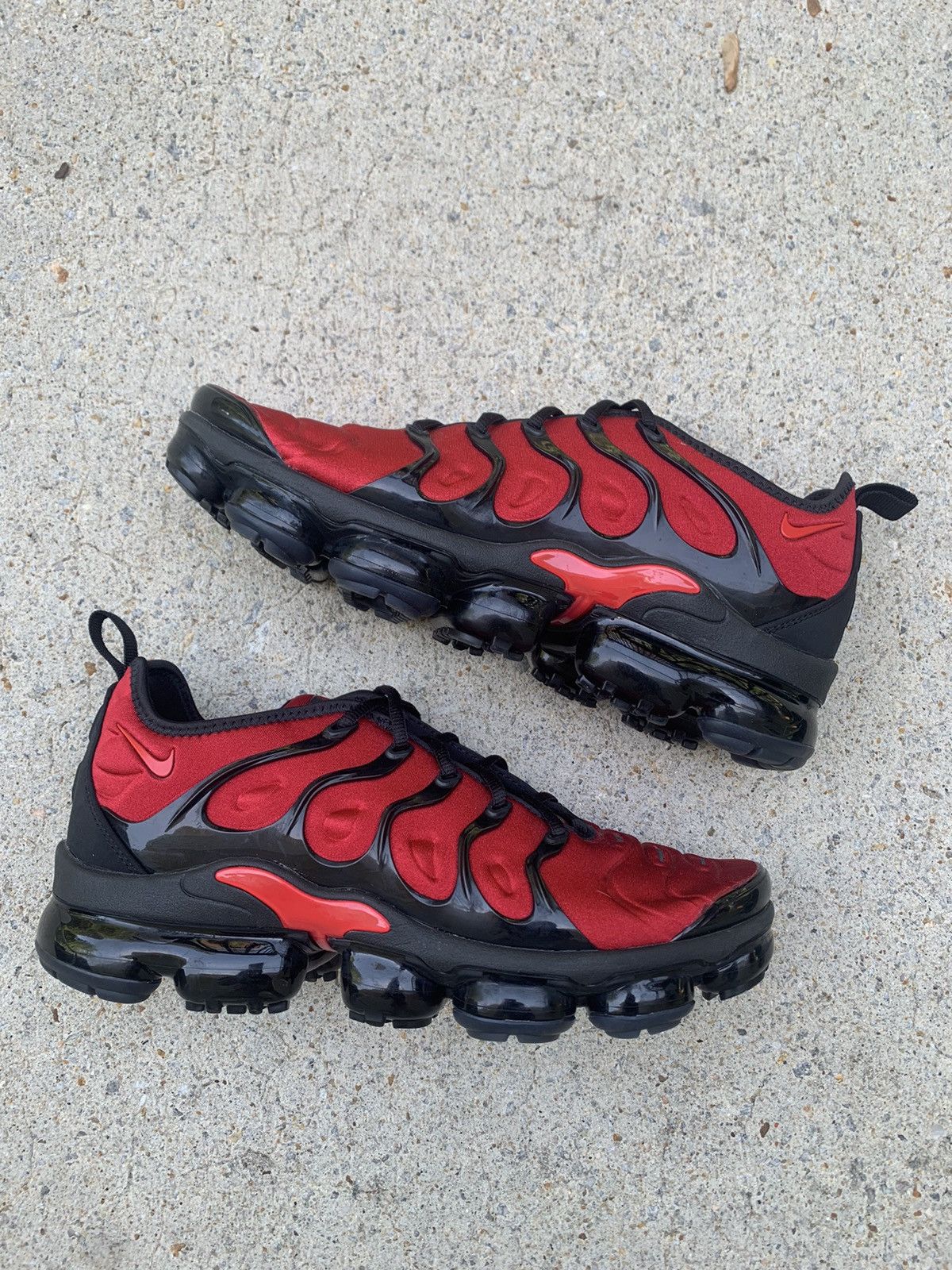 vapormax plus university red and black