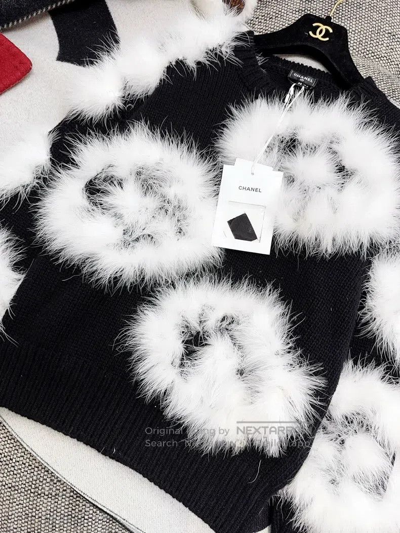 Chanel Chanel 23K black and white camelia feather knitted top swe Size XS / US 0-2 / IT 36-38 - 2 Thumbnail