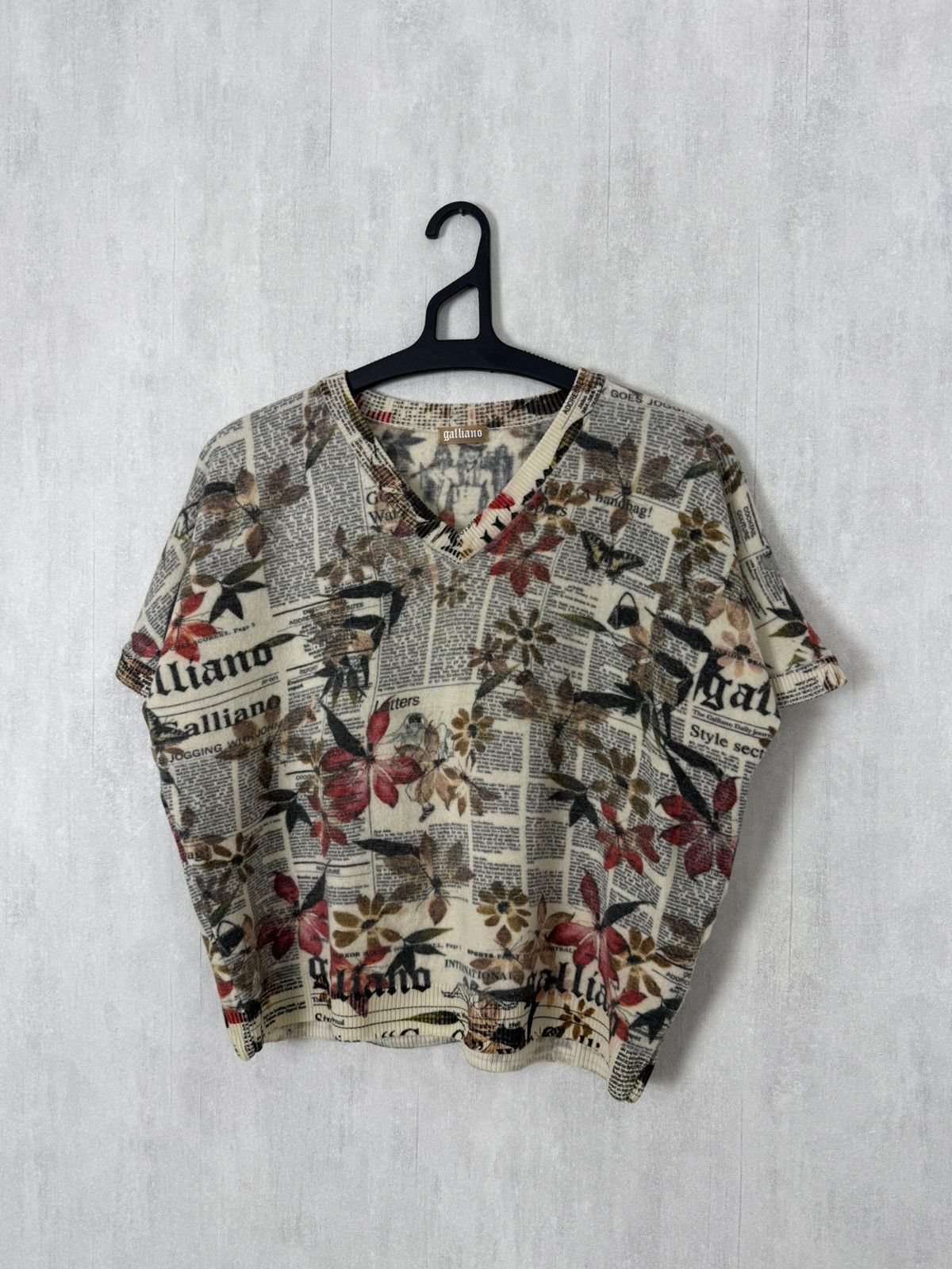 John Galliano John Galliano Newspaper Floral Print V-Neck Wool T-Shirt Size M / US 6-8 / IT 42-44 - 2 Thumbnail
