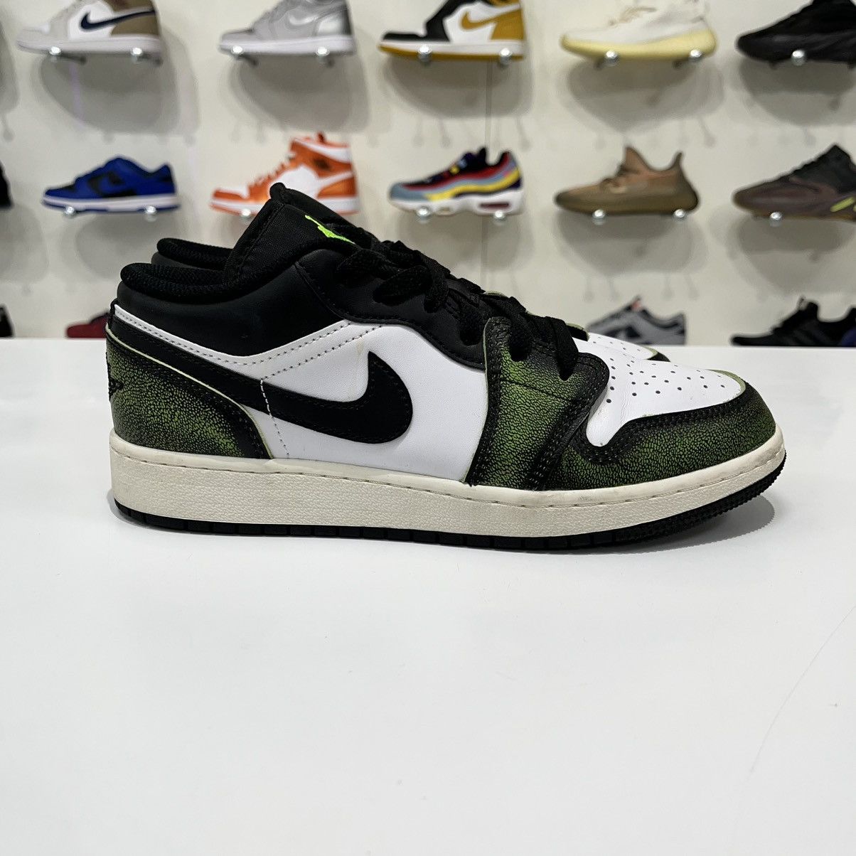 Nike Air Jordan 1 Low Wear Away Electric Green (GS) Size US 5 / EU 37 - 7 Thumbnail