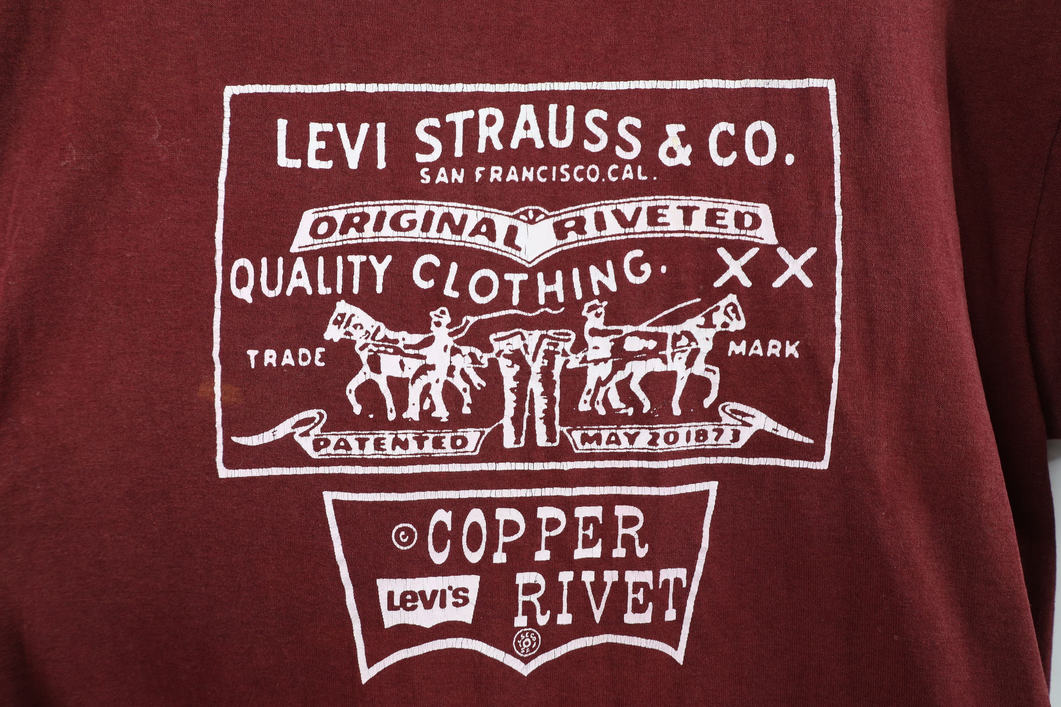 Vintage Vintage 70s 80s Levis Spell Out Patch Rivet T-Shirt Red USA Size US L / EU 52-54 / 3 - 4 Thumbnail