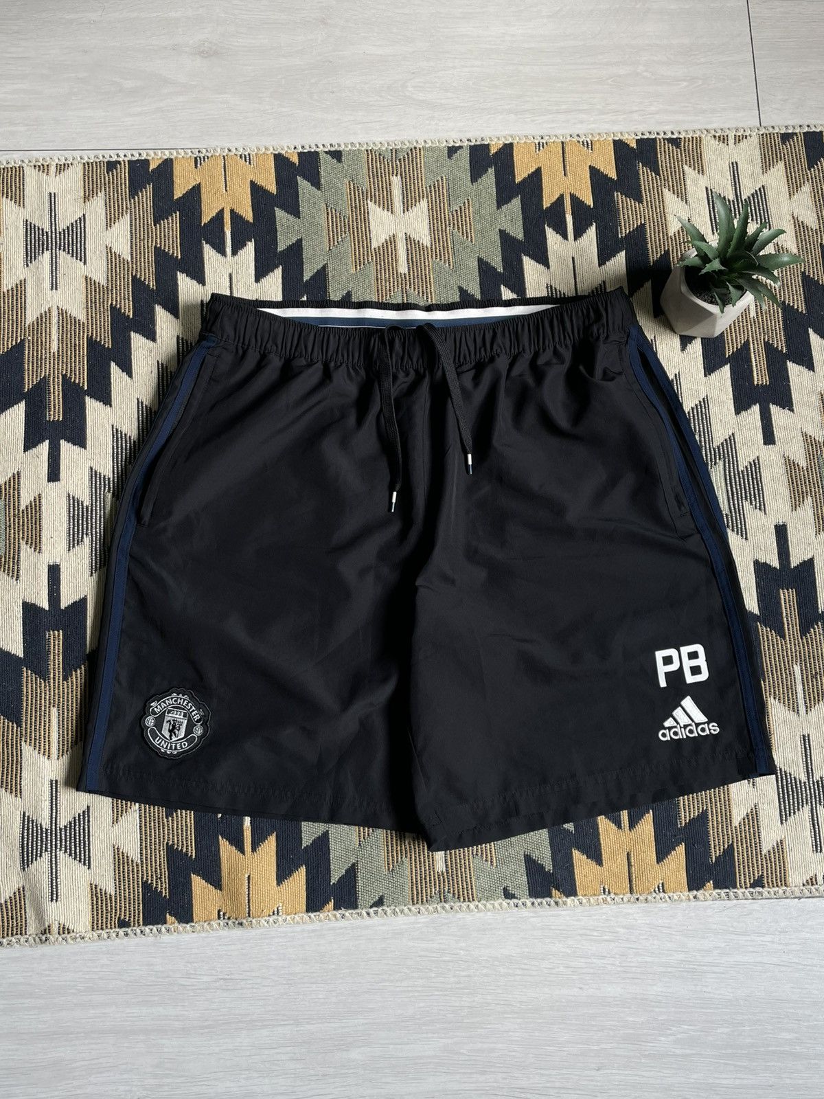 Adidas × Vintage Adidas Manchester United 2016/17 Soccer Shorts Size US 36 / EU 52 - 1 Thumbnail
