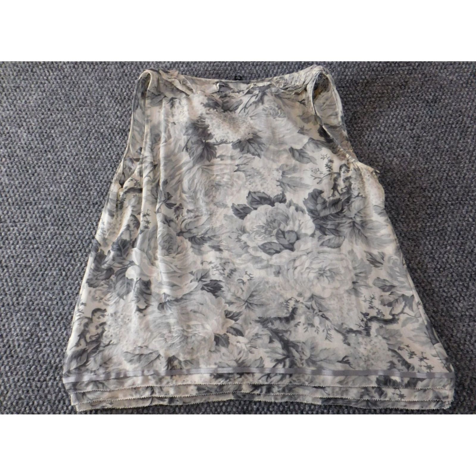 Talbots Talbots Blouse Petites 8P Gray Floral Silk Rayon Crew Neck Short Sleeve Pullover Casual Women’s Top Size M / US 6-8 / IT 42-44 - 6 Thumbnail
