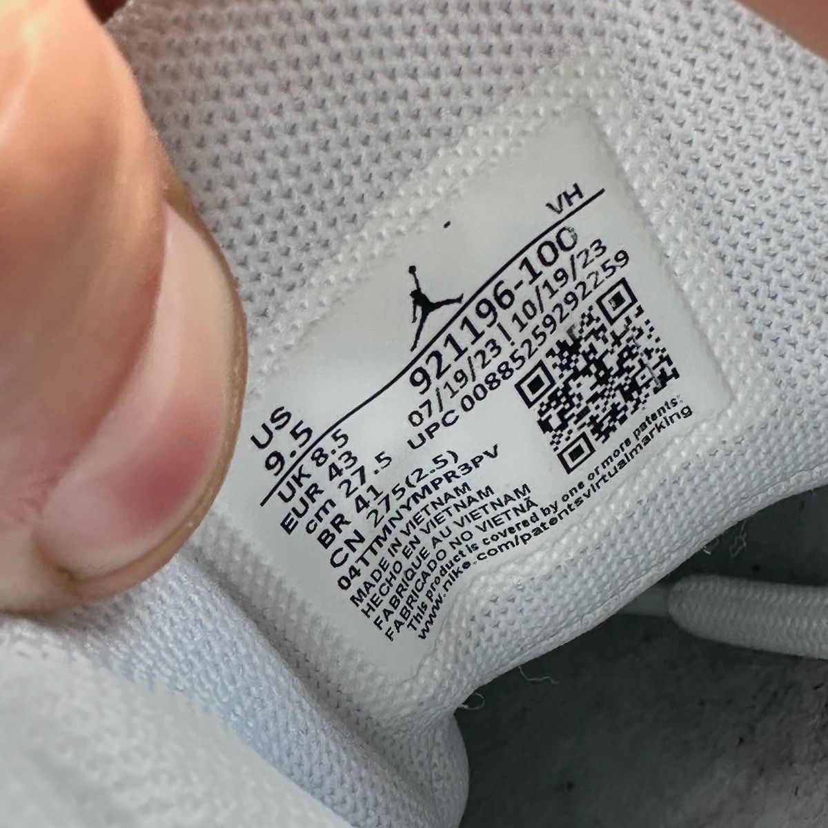 Jordan Brand × Nike Nike Jordan Max Aura 5 White/Black Size US 9.5 / EU 42-43 - 7 Thumbnail