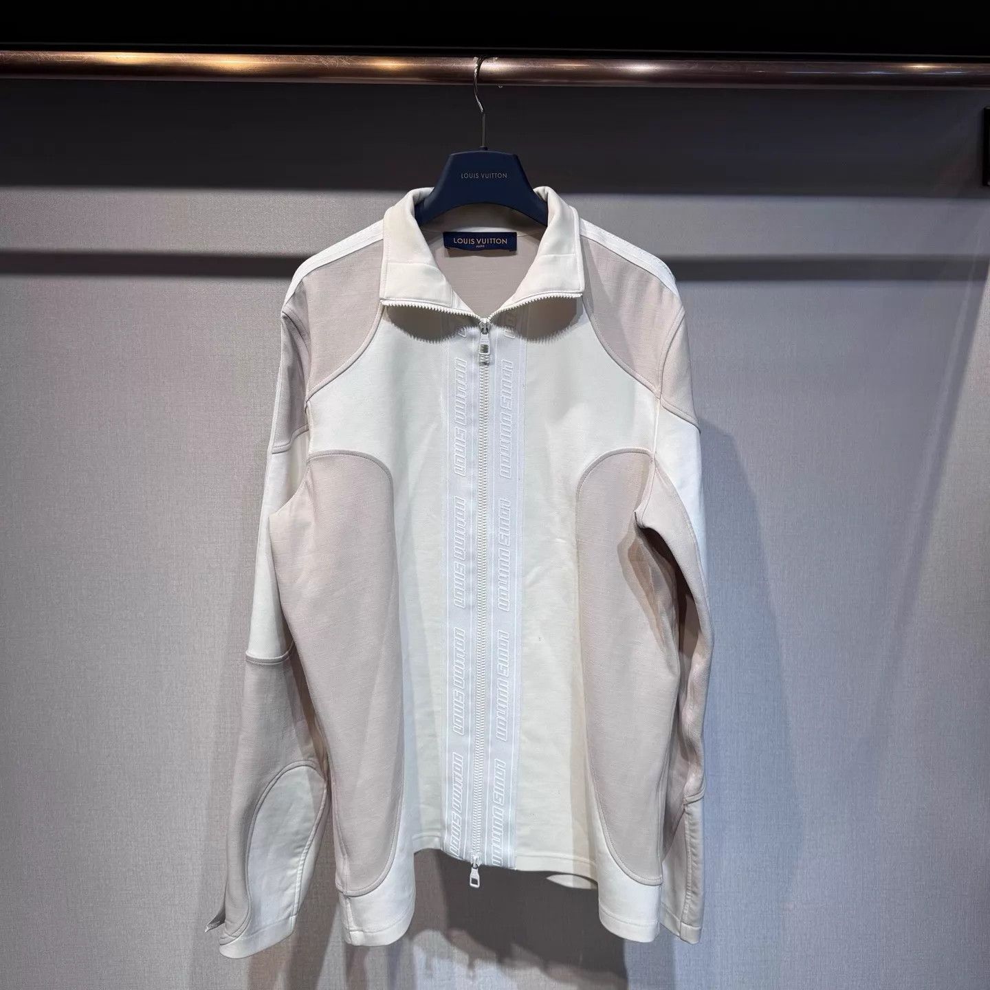 Louis Vuitton LOUIS VUITTON FW22 white xxl cuff zip slit jacket Size US XXL / EU 58 / 5 - 1 Thumbnail