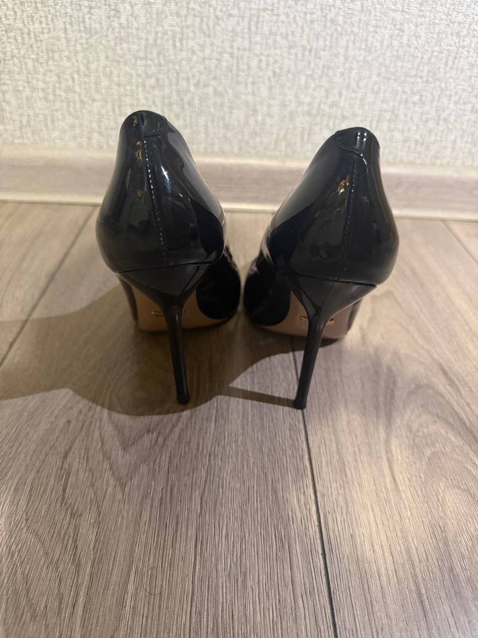 Gucci Gucci Black Patent Leather Knotted Toe Pumps Size 37 1/3 Size US 7.5 / IT 37.5 - 7 Thumbnail