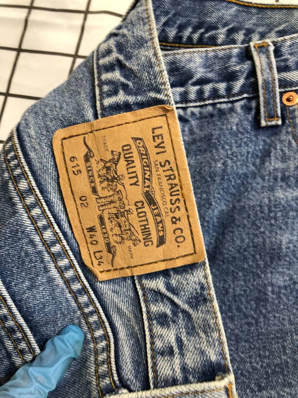 Levi's Vintage 615 Levi's Relaxed Jeans Light Wash Denim Pocket Size US 40 / EU 56 - 13 Thumbnail