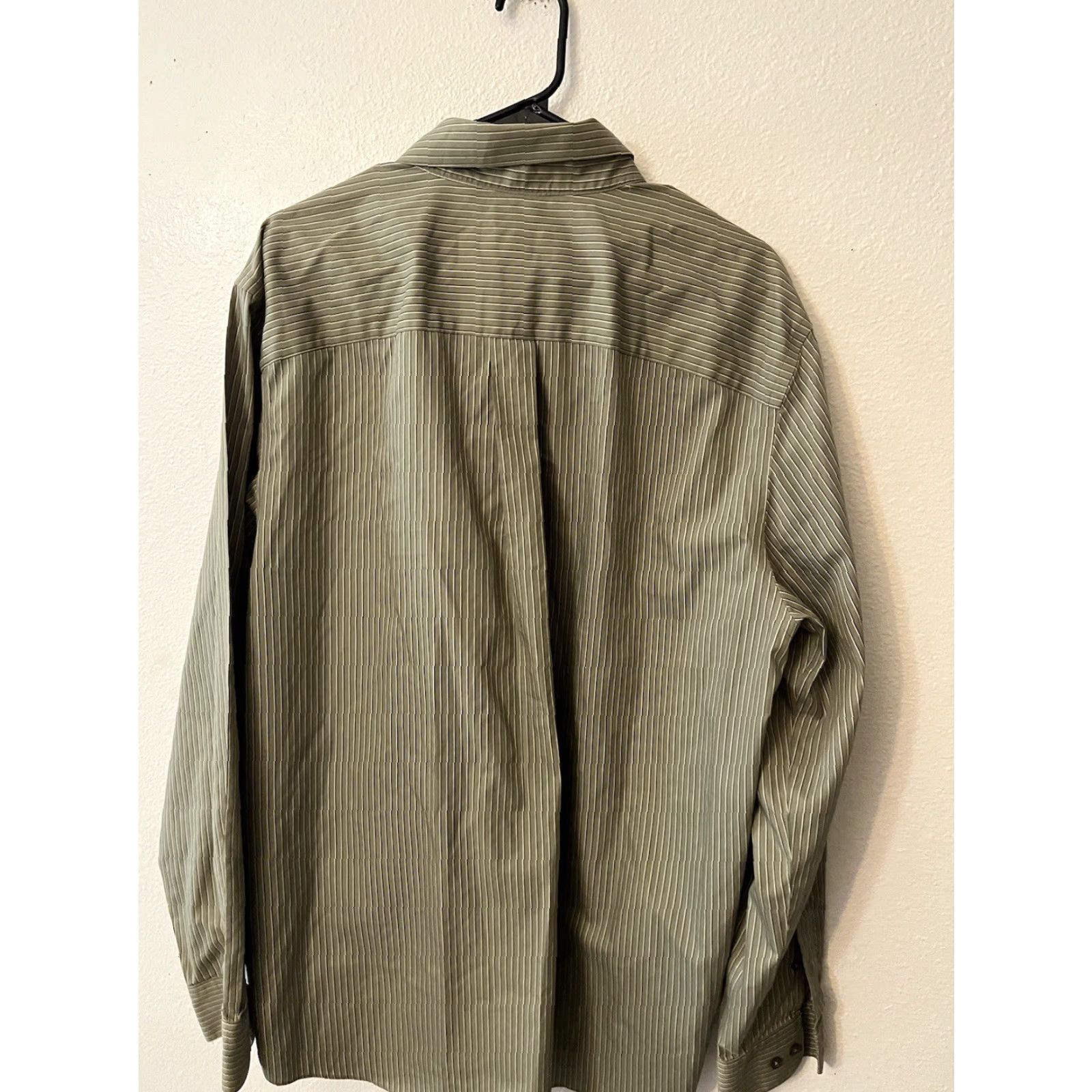 Eddie Bauer Eddie Bauer Wrinkle Resistant Button Down Shirt Long Sleeve LT Green Striped Men Size US L / EU 52-54 / 3 - 3 Thumbnail