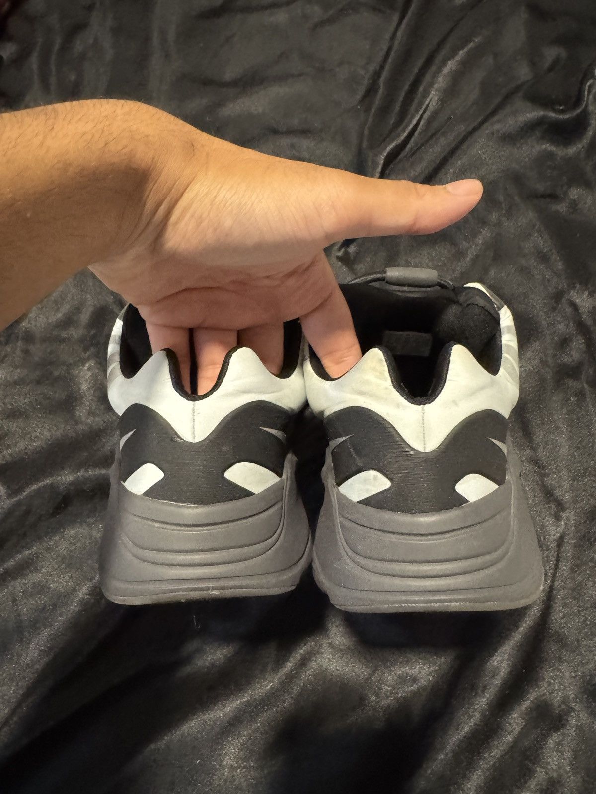 Adidas Adidas Yeezy 700 Size US 7 / EU 40 - 3 Thumbnail