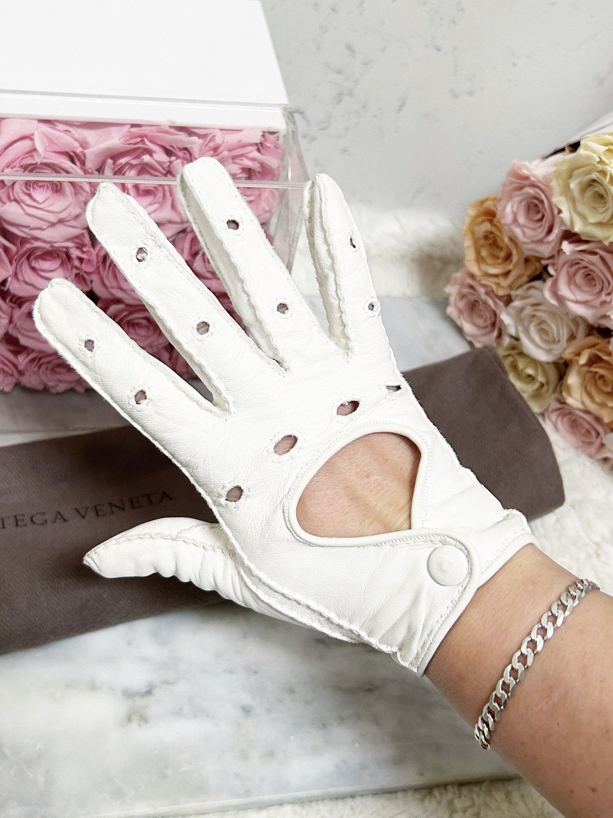 Bottega Veneta Authentic Bottega Veneta White Lambskin Driving Gloves Size ONE SIZE - 1 Thumbnail