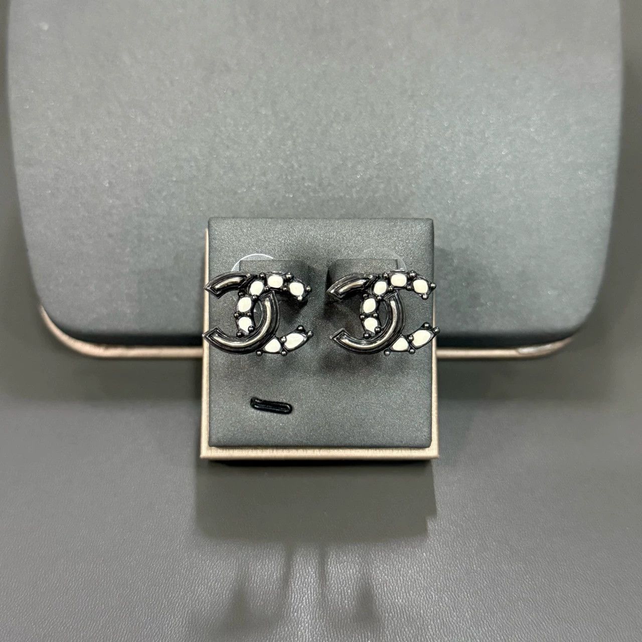 Chanel Chanel vtg 99 New Earrings Size ONE SIZE - 1 Thumbnail