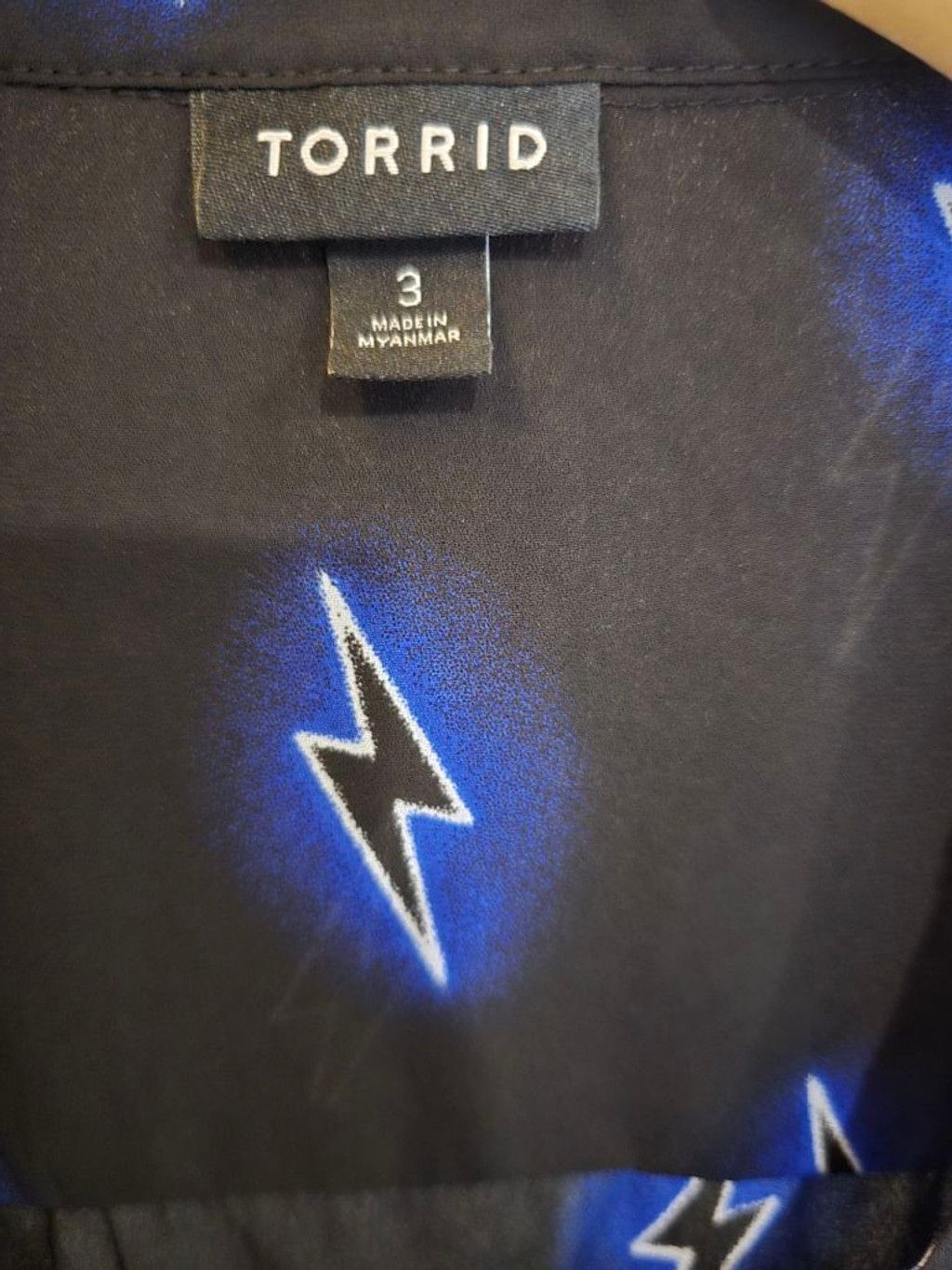 Torrid Torrid Plus 3X Black Blue Lightning Bolt Front Blouse Size 3XL / US 20-22 - 4 Thumbnail