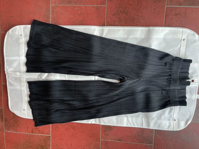 Issey Miyake Issey Miyake size:1 Black petal high-waisted pleated trous Size 23" - 1 Thumbnail