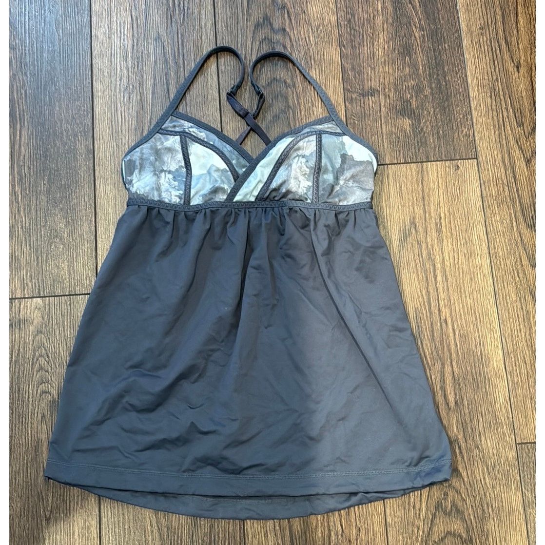 Lululemon Lululemon Grey Camo Cross Strap Yoga Tank top workout sz 8 Size M / US 6-8 / IT 42-44 - 1 Thumbnail
