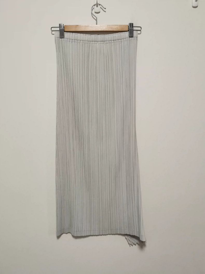 Issey Miyake Issey Miyake size:2 Grey main line dragon scale half skirt Size 23" - 2 Thumbnail