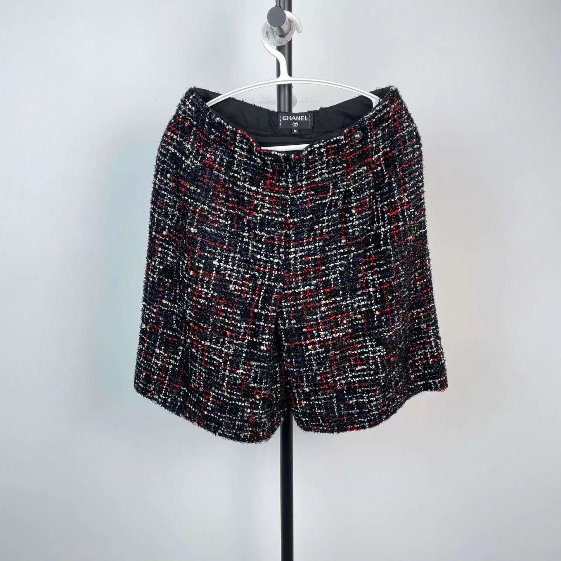 Chanel Chanel wool tweed black red colorblock shorts 36 Size 26" / US 2 / IT 38 - 1 Thumbnail