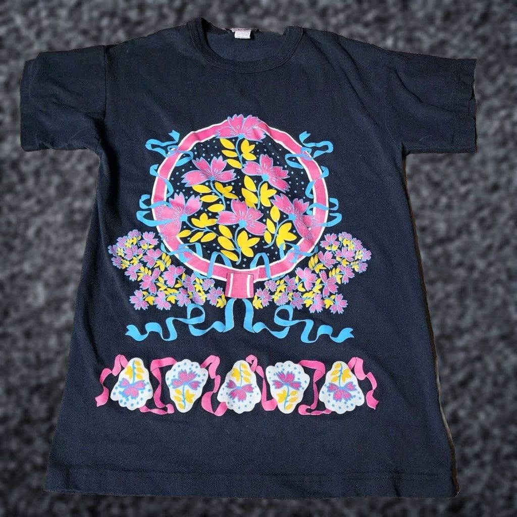 Vintage Vintage 1980s Willy Dee Women's Black Floral Graphic Cotton Blend T-Shirt XS/S Casual Hippy American Made Size XS / US 0-2 / IT 36-38 - 1 Thumbnail