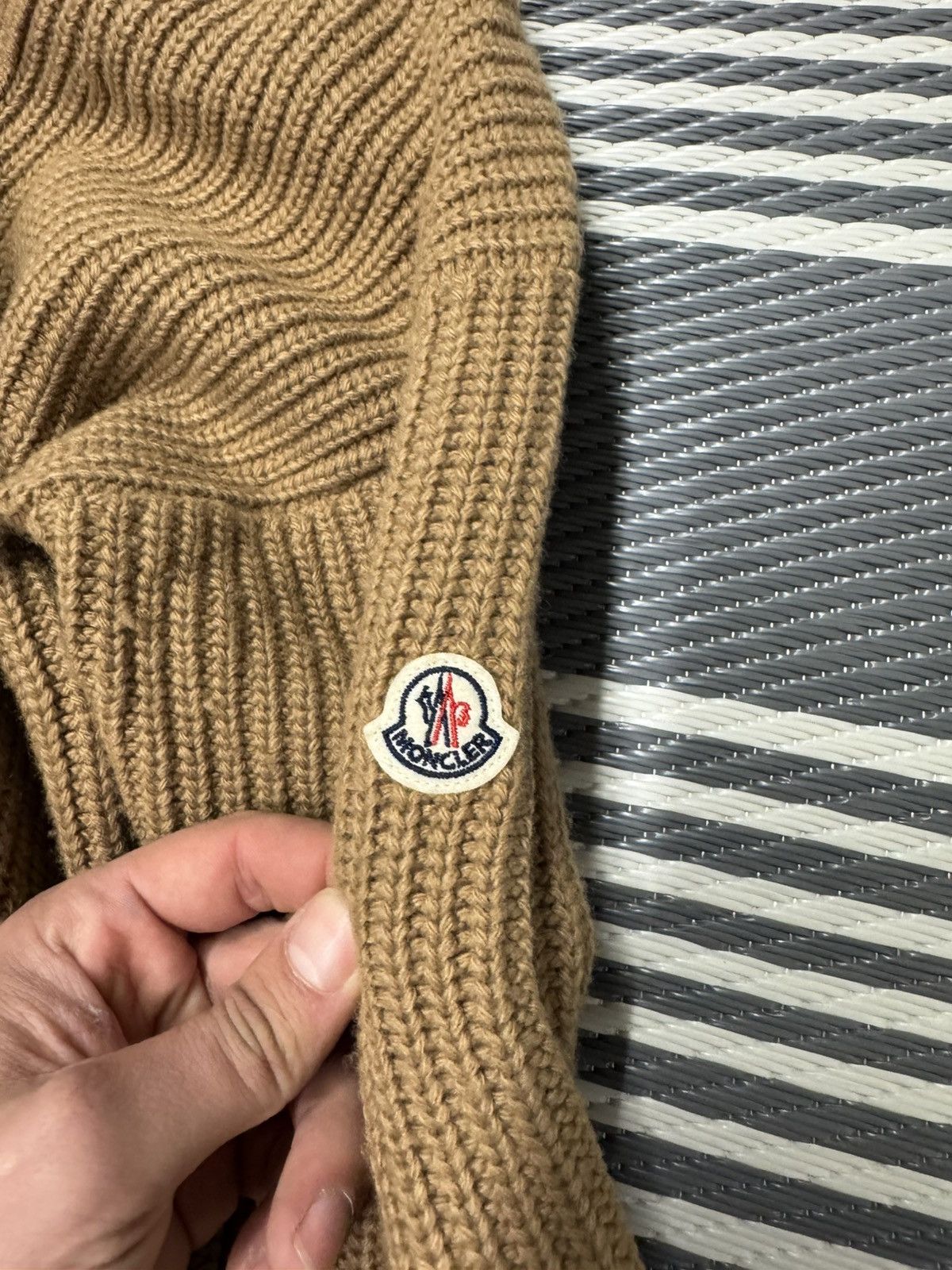 Moncler Moncler v-neck wool-cashmere cardigan Size M / US 6-8 / IT 42-44 - 5 Thumbnail
