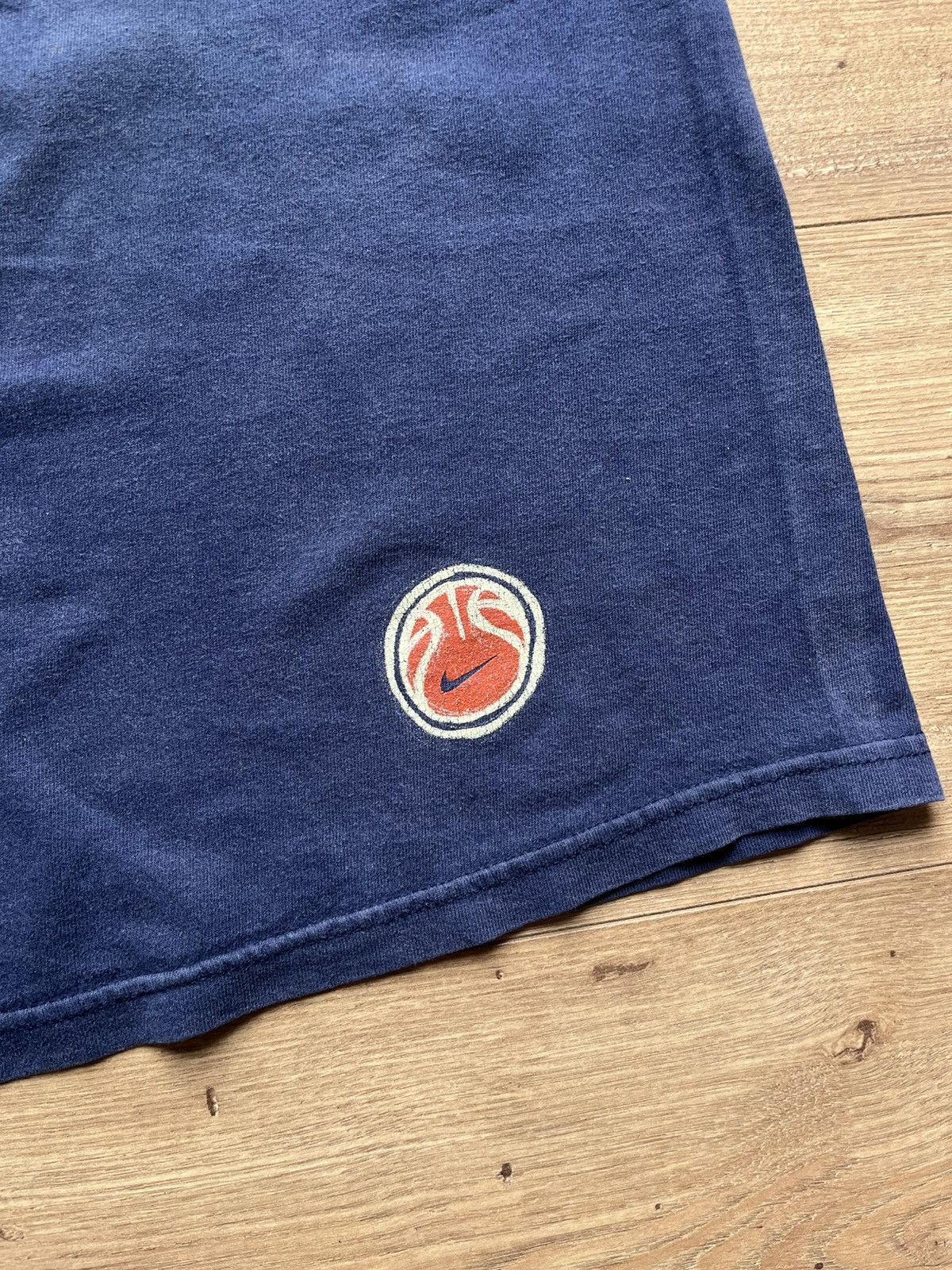 Nike 90’s NIKE BASKETBALL FADED BIG LOGO TEE Y2K SWOOSH RETRO Size US L / EU 52-54 / 3 - 5 Thumbnail