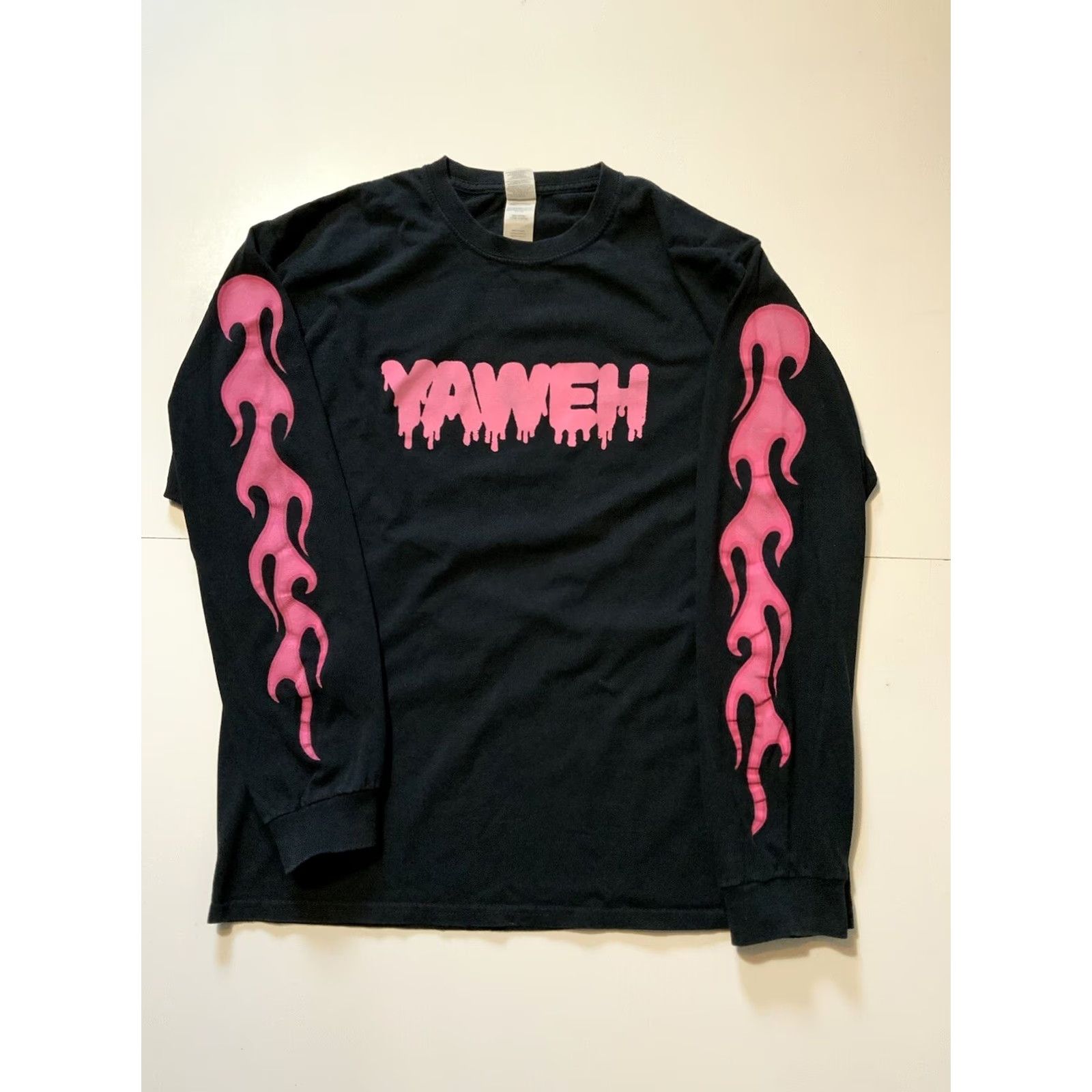Gildan VINTAGE? House Party Tyla Yaweh Hideaway Hollywood Mansion Flames Black L/S T-Shirt Sz.L Size US L / EU 52-54 / 3 - 2 Thumbnail