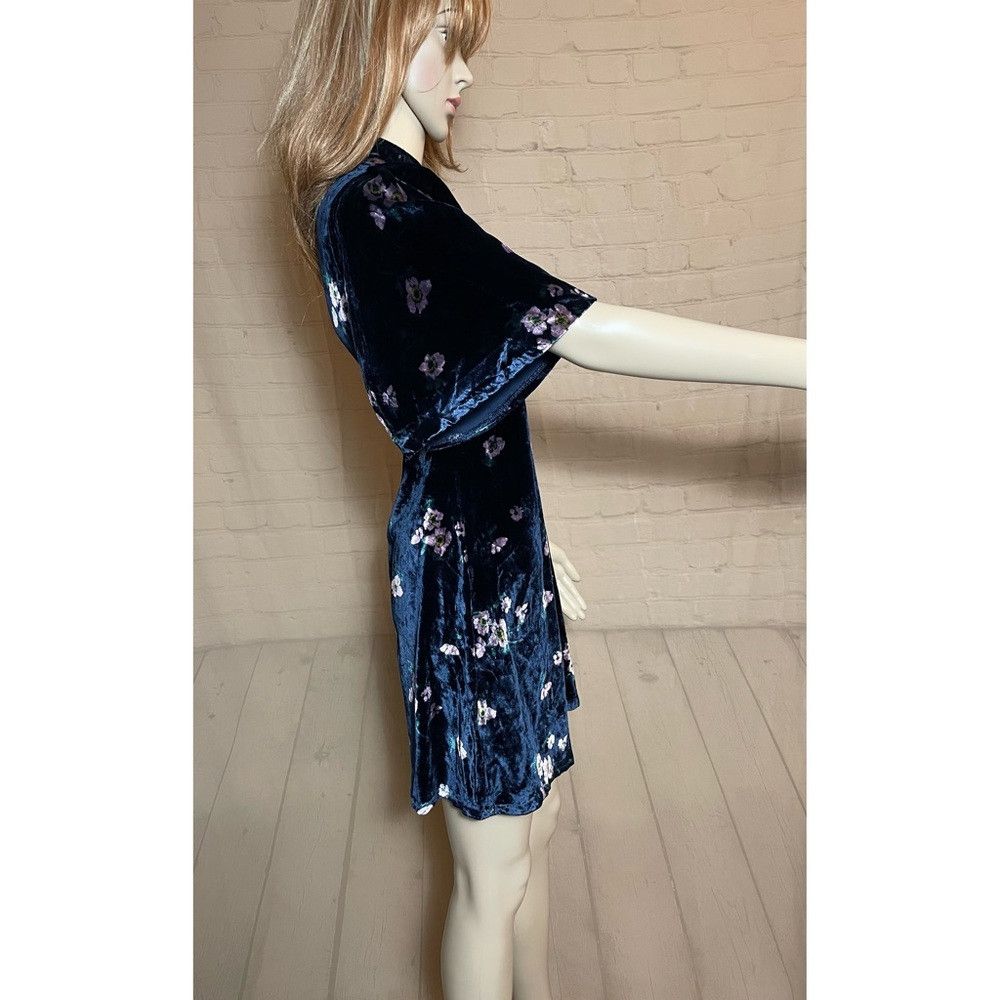 Free People NWT New $148 FREE PEOPLE Be My Baby Velvet Mini Navy Floral Size XS / US 0-2 / IT 36-38 - 4 Thumbnail