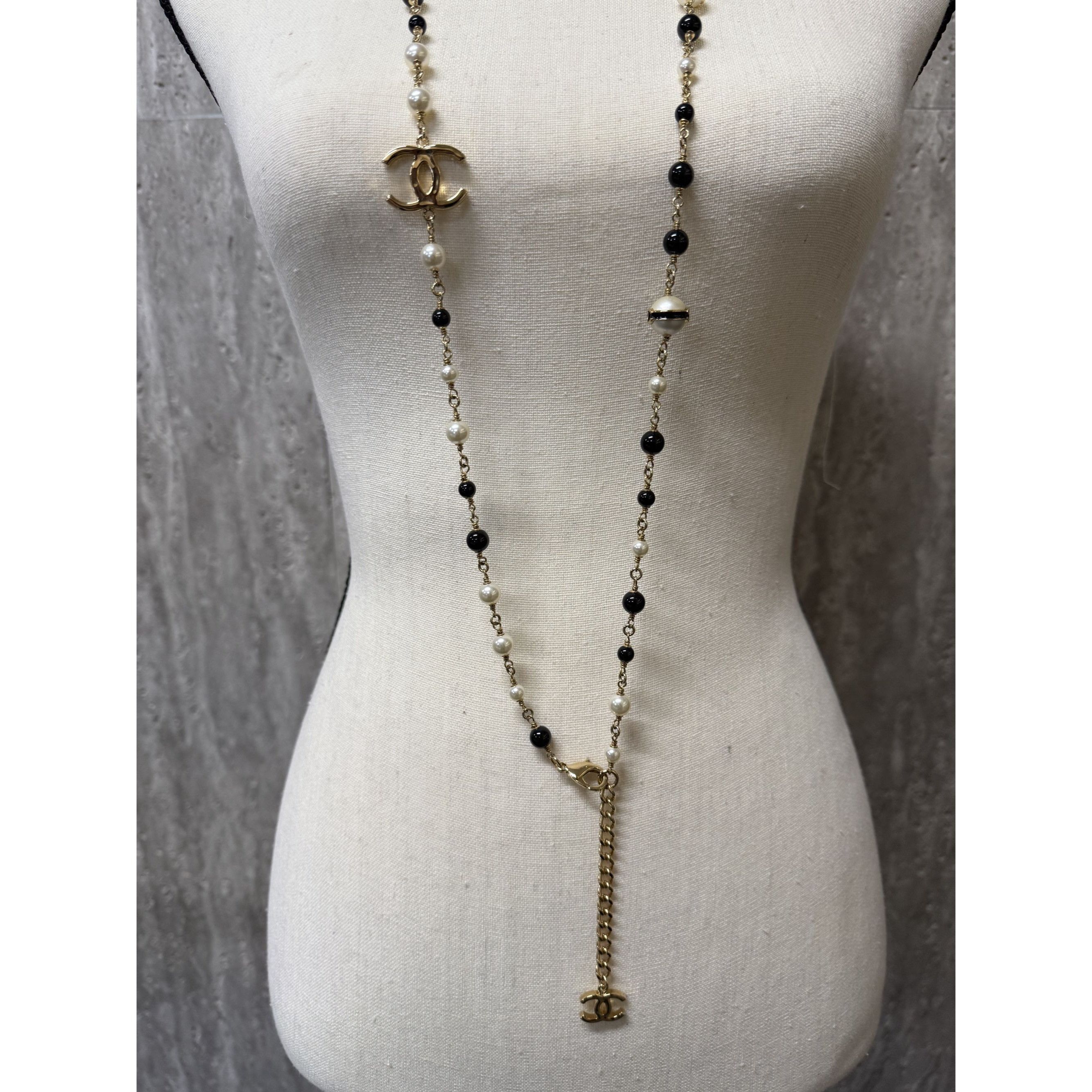 Chanel Chanel Long Pearl & Black Beaded Necklace With Gold CC Logo Size ONE SIZE - 11 Thumbnail