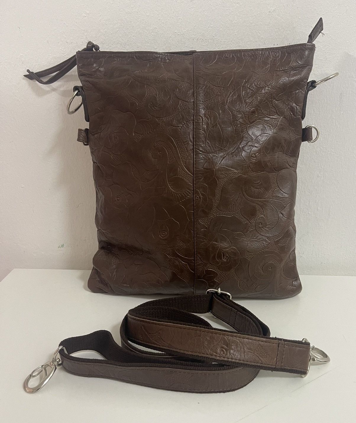 Japanese Brand LEATHER FLOWER PATTERN SLING/CROSSBODY BAG Size ONE SIZE - 1 Thumbnail