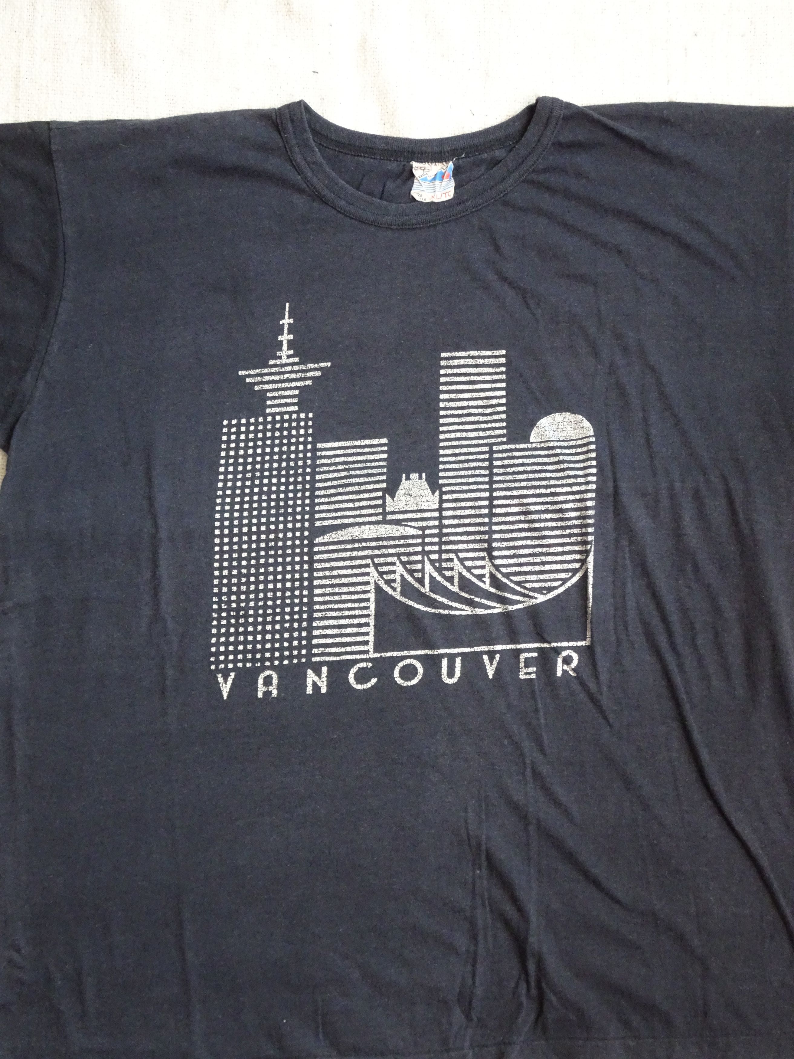 Vintage Vtg 90s Men's Single Stitch Vancouver Black Graphic Tee Size US XL / EU 56 / 4 - 2 Thumbnail