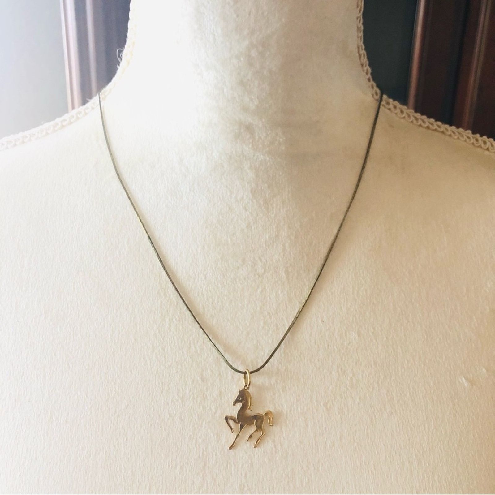 Vintage Vintage etched gold stallion horse pendant on chain necklace Size ONE SIZE - 6 Thumbnail