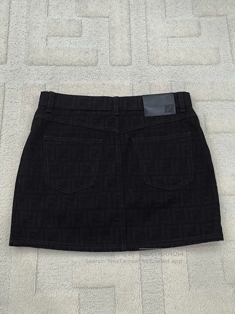 Fendi Fendi Patterned embossed short denim Size 26" / US 2 / IT 38 - 2 Thumbnail