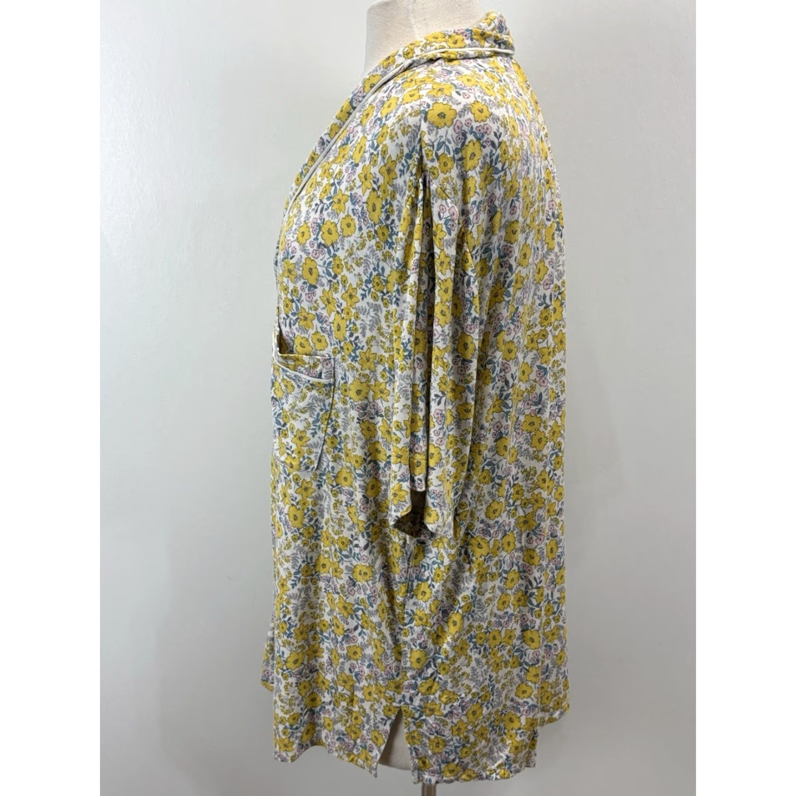 Loft VINTAGE? Wait LOFT is not vintage. So: LOFT Pajama Set | Women's Plus Size 16/18 | Short Sleeve Floral Yellow Rayon Blend 2-Piece Sleepwear Set Size 38" / US 16 / IT 52 - 3 Thumbnail