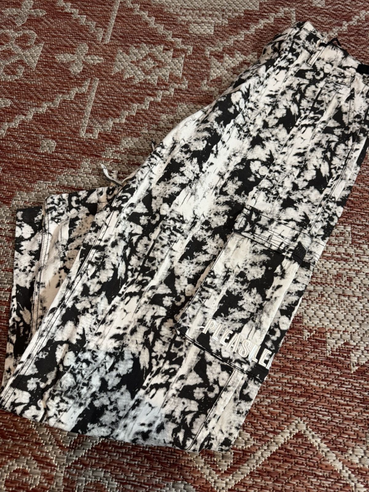 Pleasures Men’s Cargo Pants White and Black Sz 34