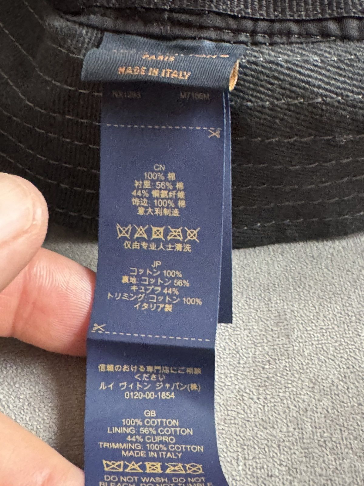 Louis Vuitton LOUIS VUITTON bucket hat study all photos and description Size ONE SIZE - 19 Thumbnail