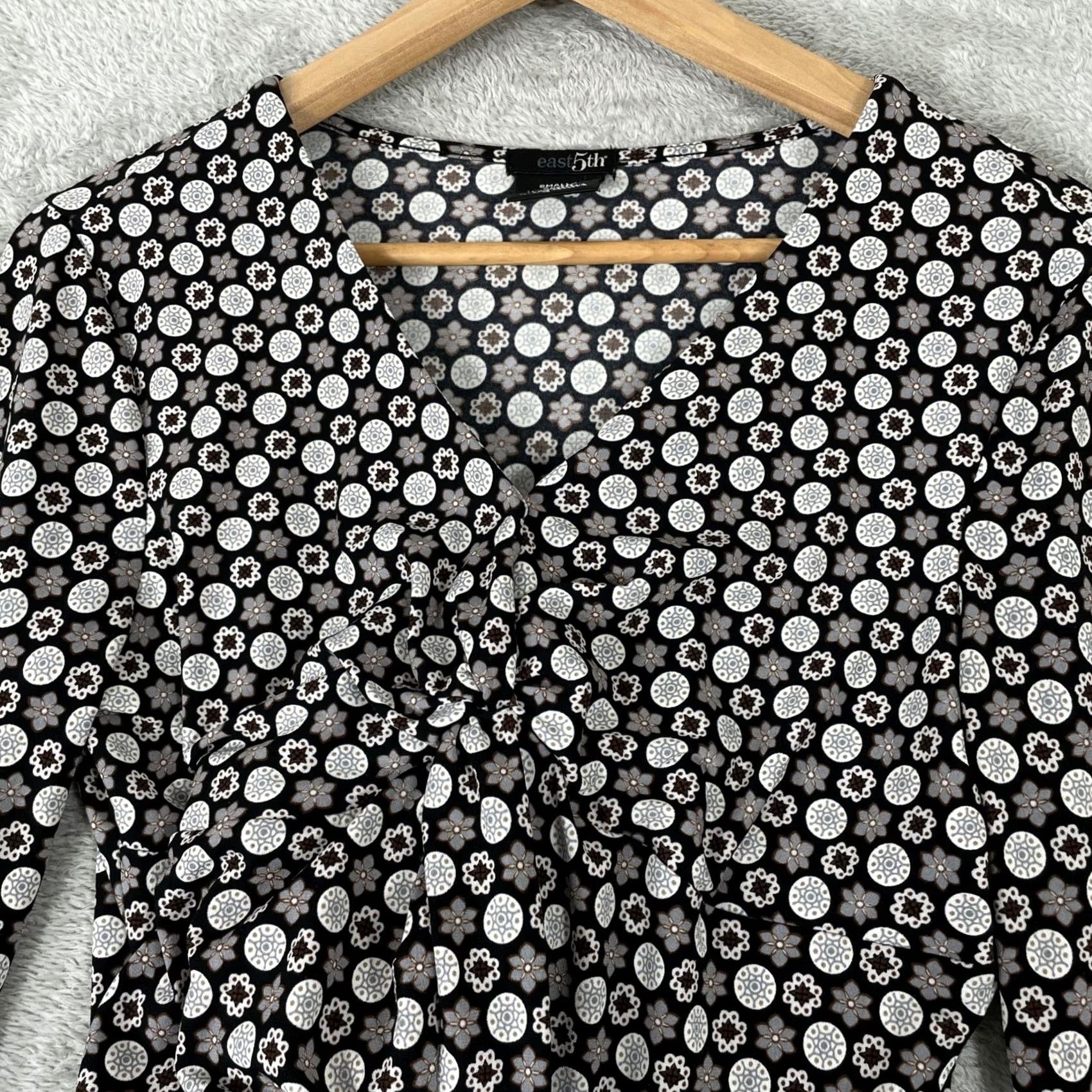 Vintage East 5th Blouse Womens Small Black Geometric Floral Ruched V-Neck Top Y2K Size S / US 4 / IT 40 - 4 Thumbnail