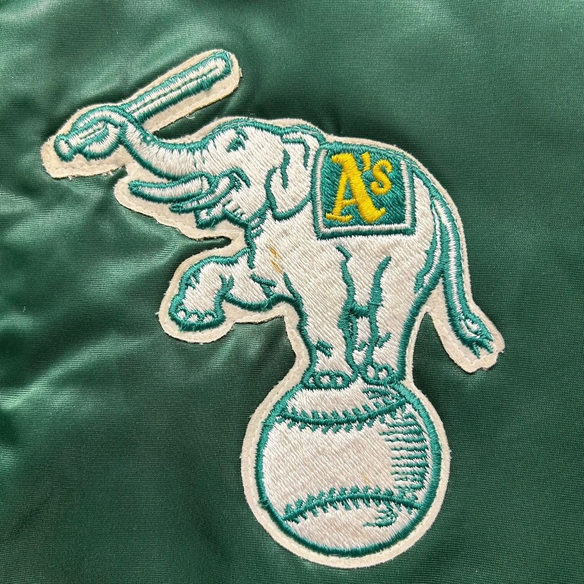 MLB VTG 90s OAKLAND ATHLETICS CHALK LINE SATIN SPELL OUT JACKET Size US L / EU 52-54 / 3 - 7 Thumbnail