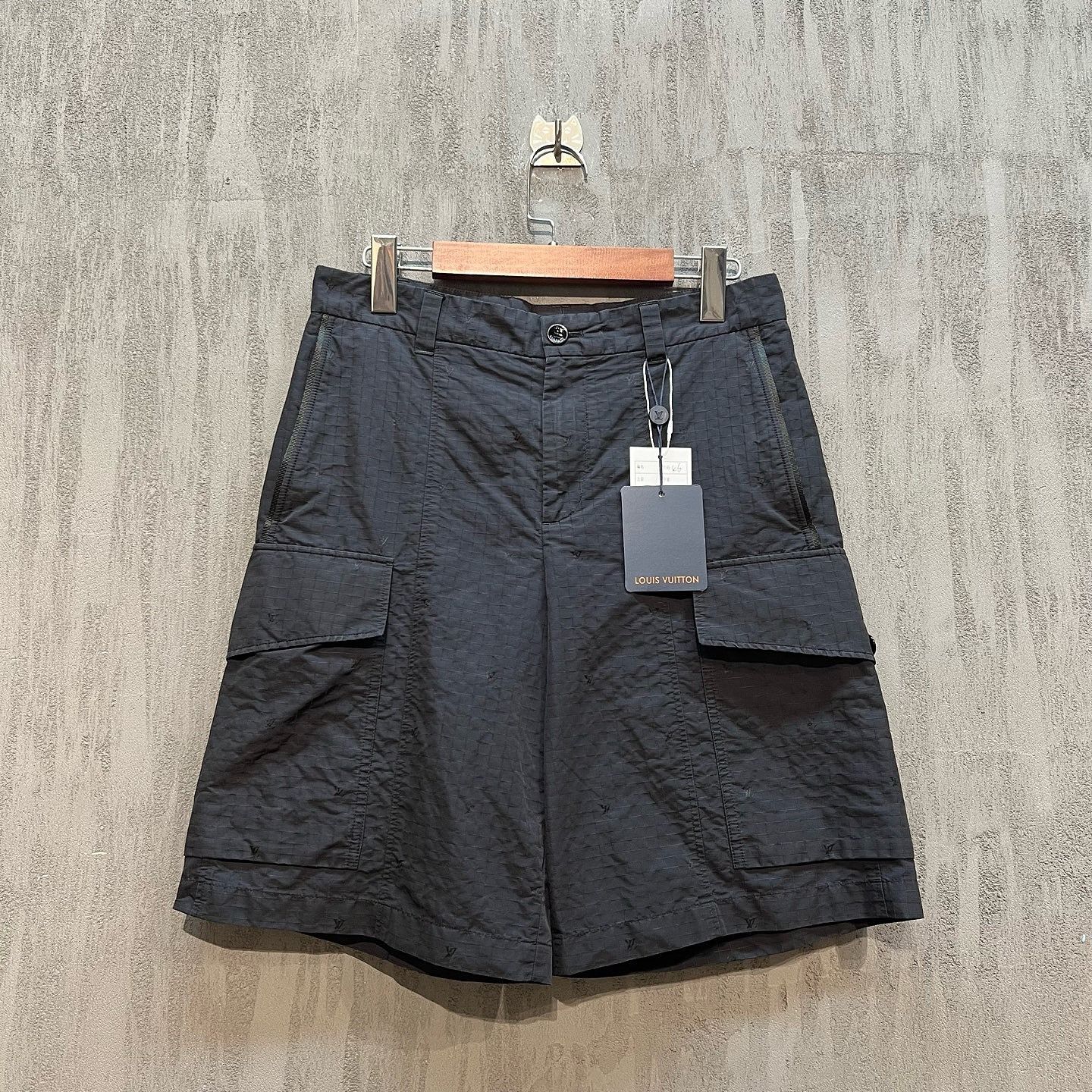 Louis Vuitton Louis Vuitton Grid Pattern Cargo Shorts Size 30 Size US 30 / EU 46 - 1 Thumbnail