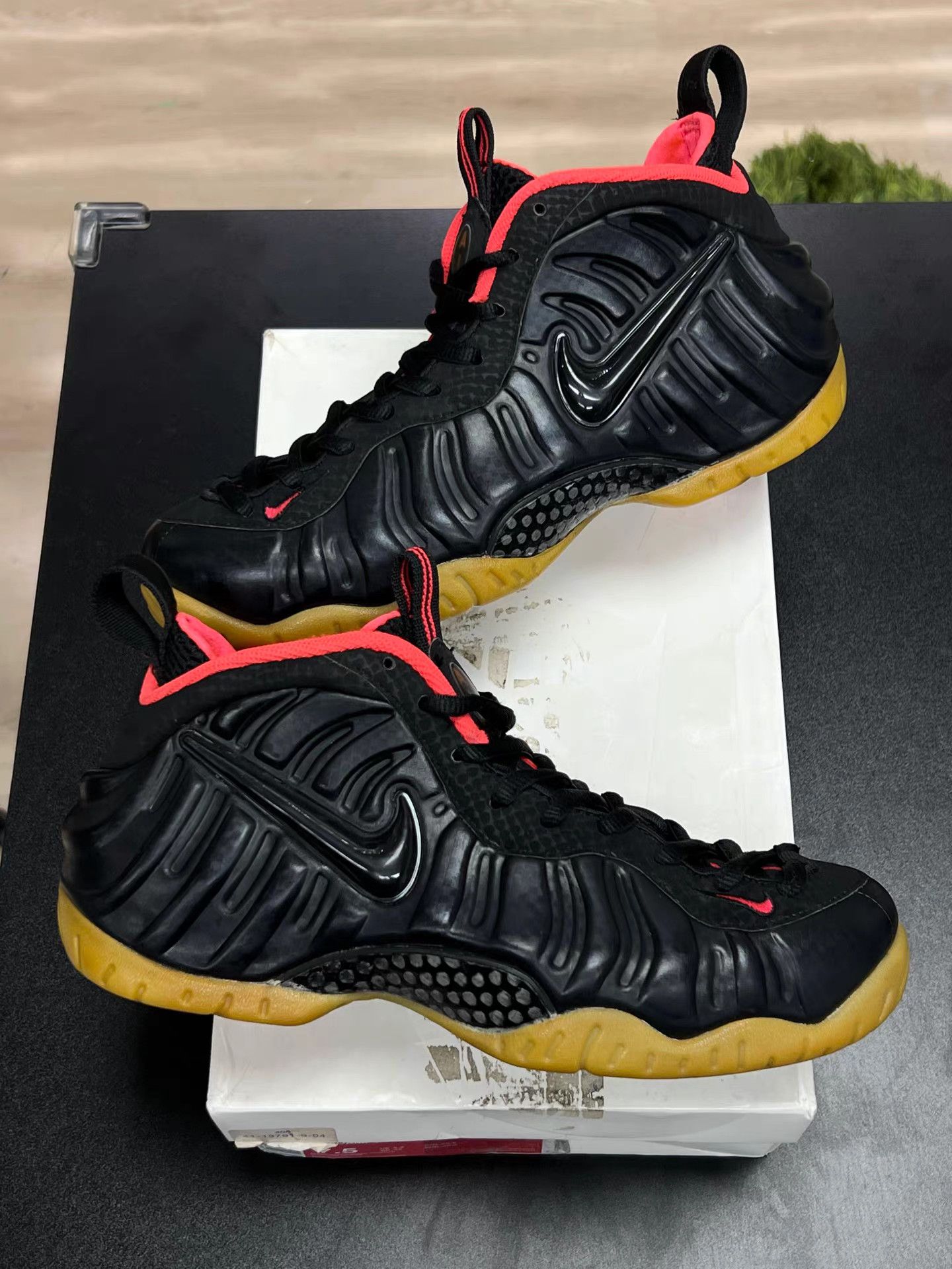 Nike Nike Foamposite Glow Dark Coconut Black K15 Size US 7.5 / EU 40-41 - 5 Thumbnail