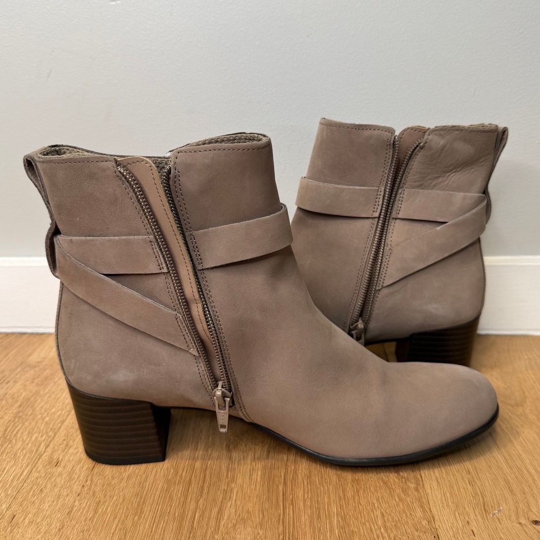 Ecco NEW ECCO Women's Dress Classic 35 Buckle Ankle Heel Boots Size US 9 / IT 39 - 4 Thumbnail