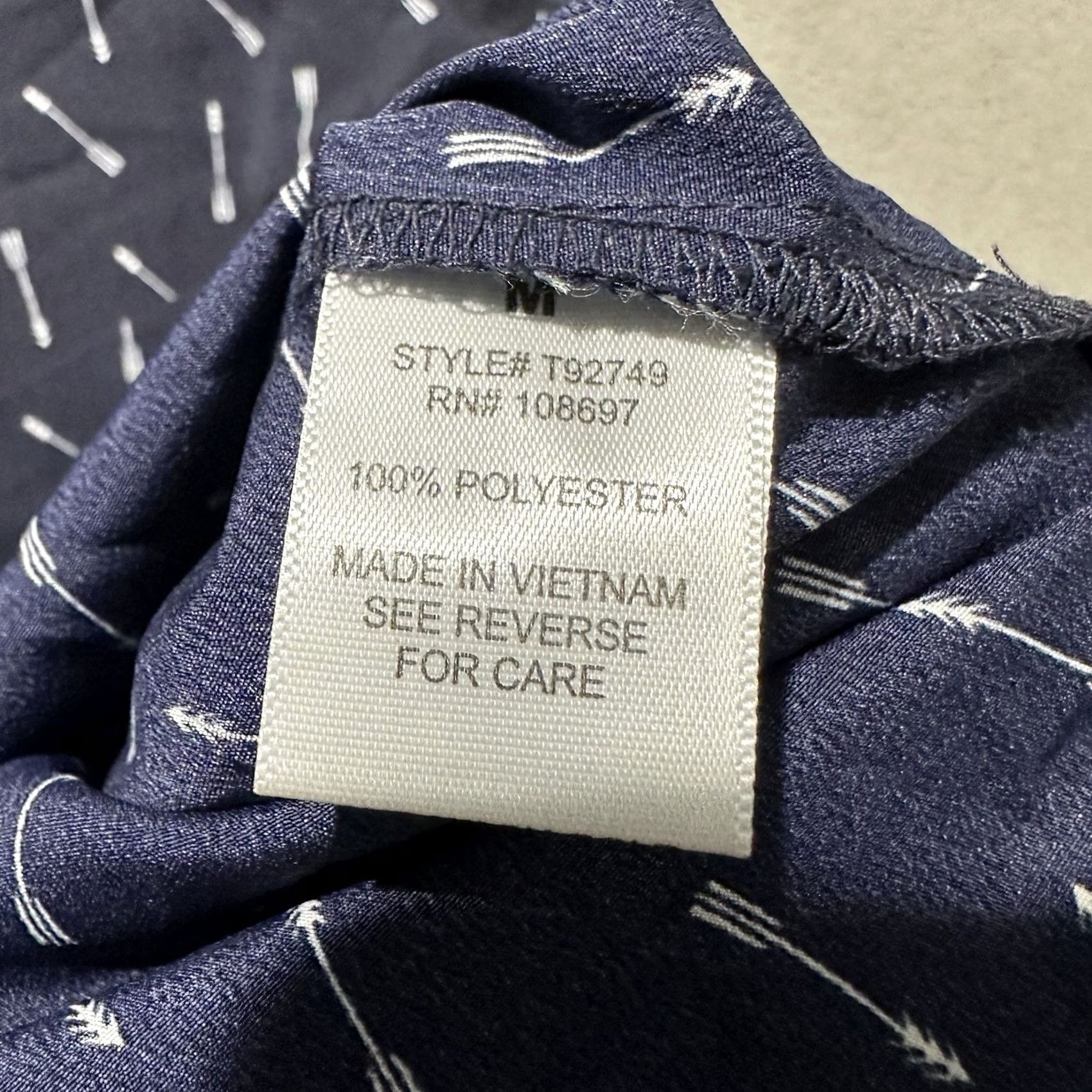Arrow NWT Sweet Rain Blouse Top Womens M Navy Blue Arrow Print Cap Sleeve Keyhole Back Shirt Adult Medium Blue Geometric Pattern 90s Theme Womens Size L / US 10 / IT 46 - 4 Thumbnail