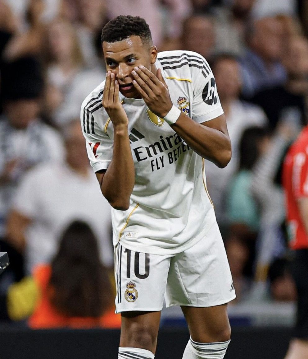 Adidas Authentic Real Madrid KYLIAN MBAPPE 2025/26 home jersey Size US M / EU 48-50 / 2 - 6 Thumbnail