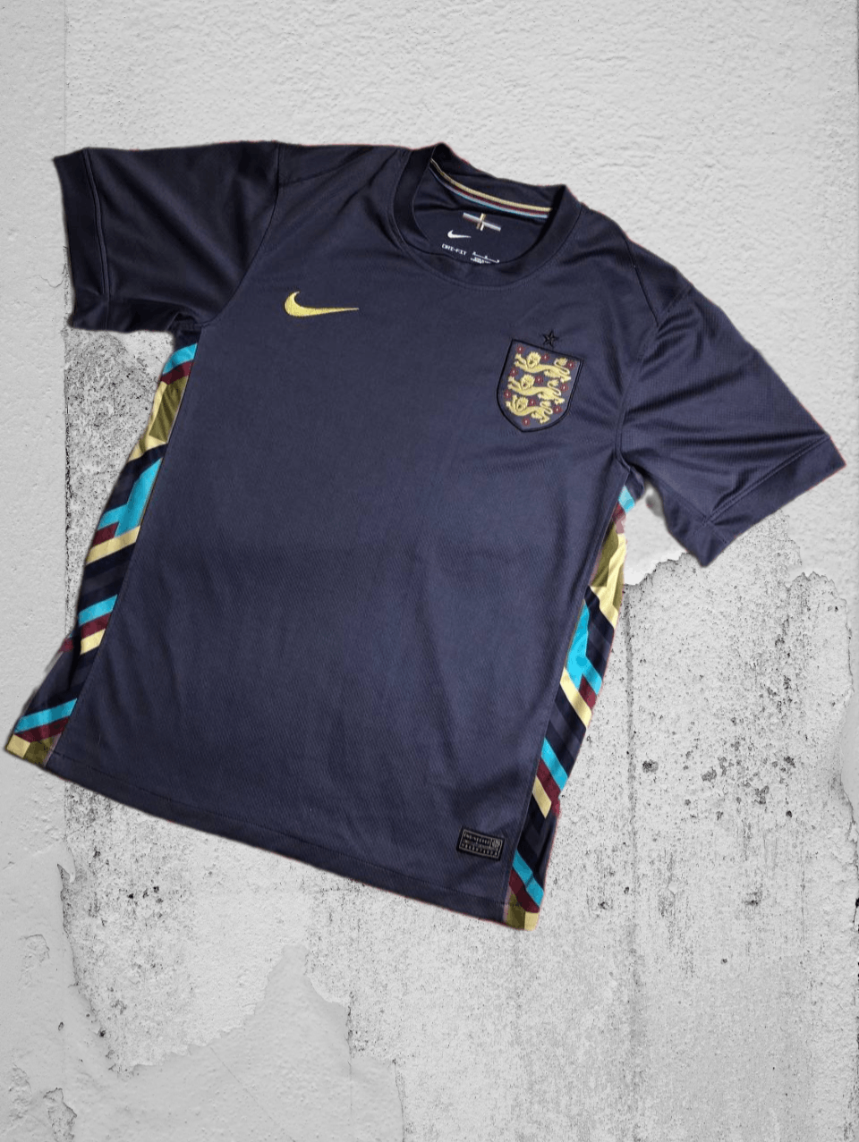 Nike × Vintage 90s Nike Central Swoosh Vintage Y2K Oversized Retro T-Shirt Size US M / EU 48-50 / 2 - 1 Thumbnail
