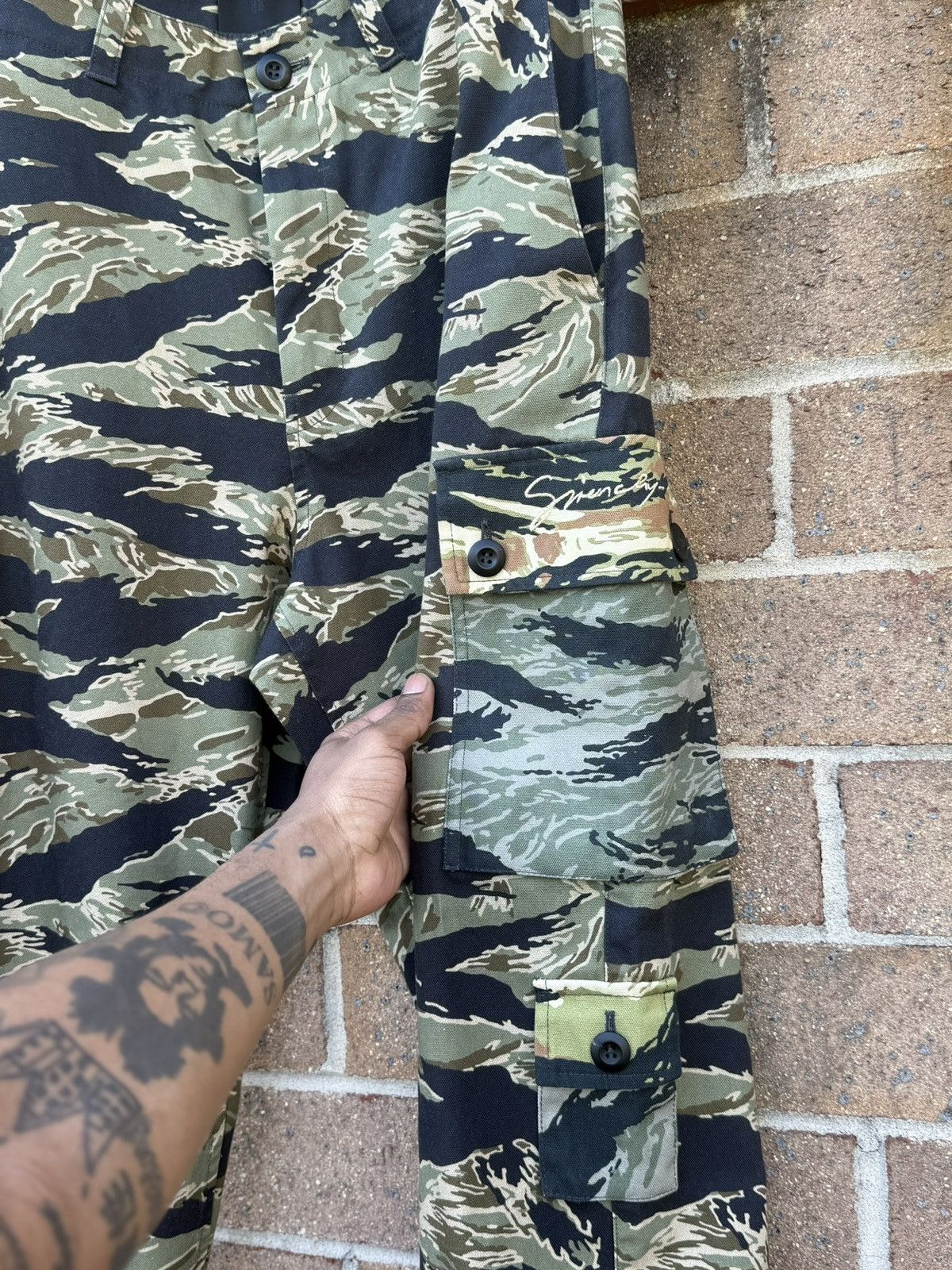 Givenchy Givenchy Tiger Camo Cargo Pants Size US 36 / EU 52 - 12 Thumbnail