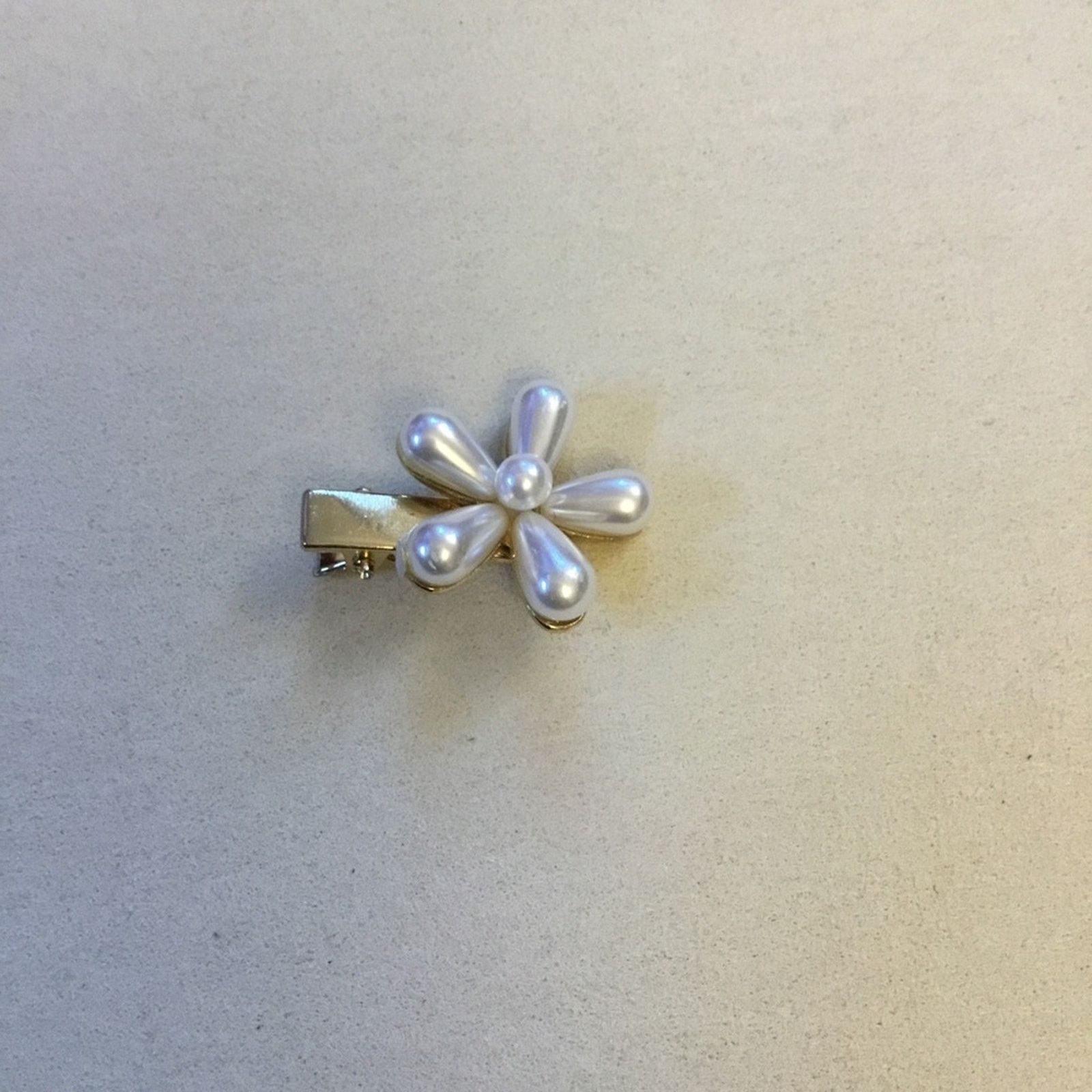 Other Elegant Pearl Flower Gold Hair Clip – Small Alligator Design Size ONE SIZE - 5 Thumbnail
